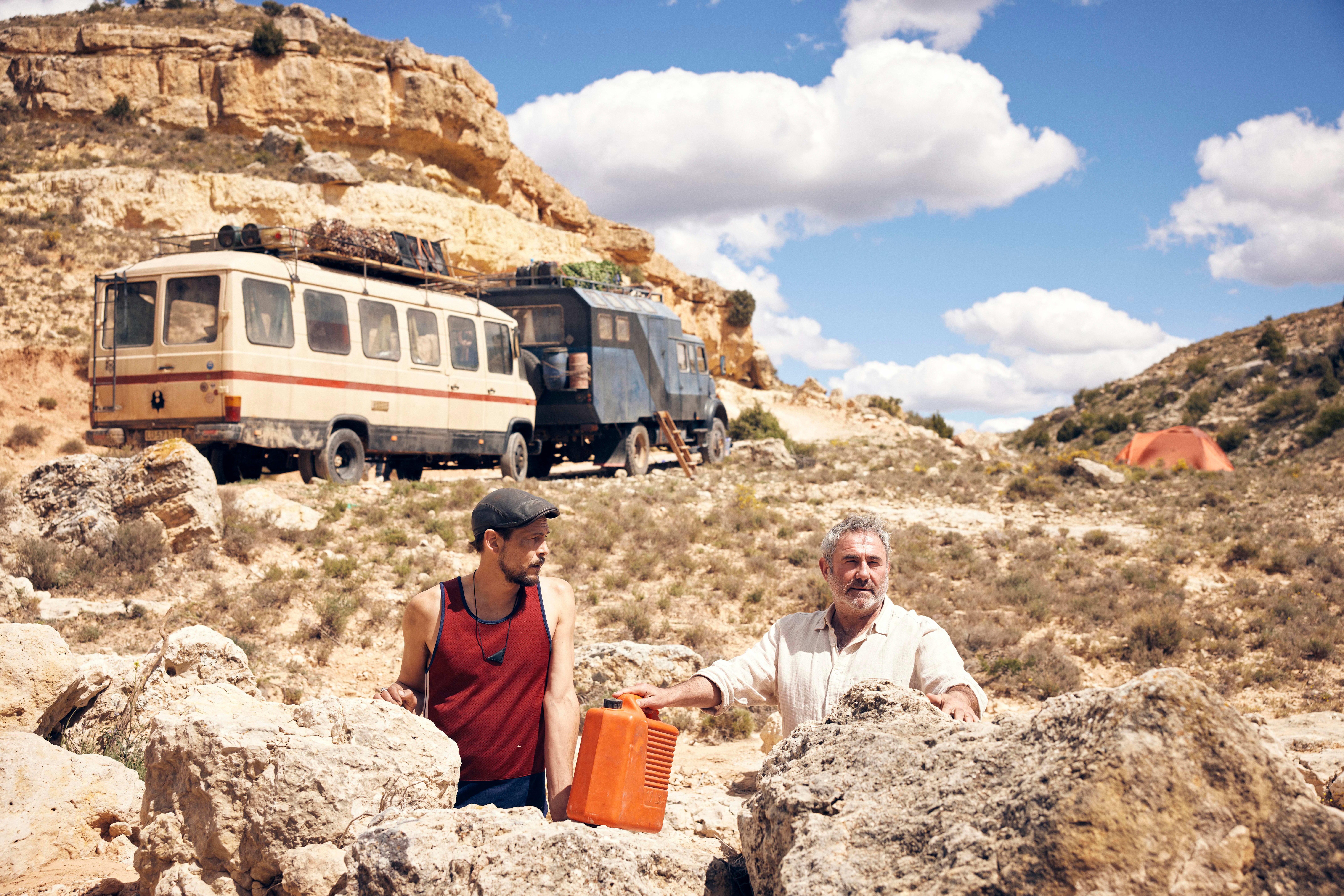 I «Sirat» skal på en farefull roadtrip, med ulike mennesketyper som må lære seg å samarbeide.