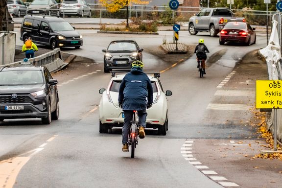 Her tvinges syklistene ut i bilveien: – Utrolig at ingen liv har gått tapt