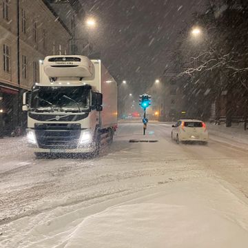 Snøværet på Østlandet fører til trafikkuhell og fastkjørte trailere