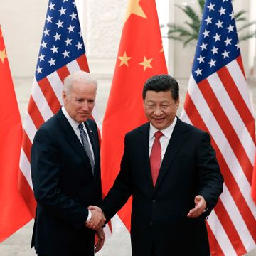 Biden har omtalt Xi som «banditt». Mandag skal de to møtes.