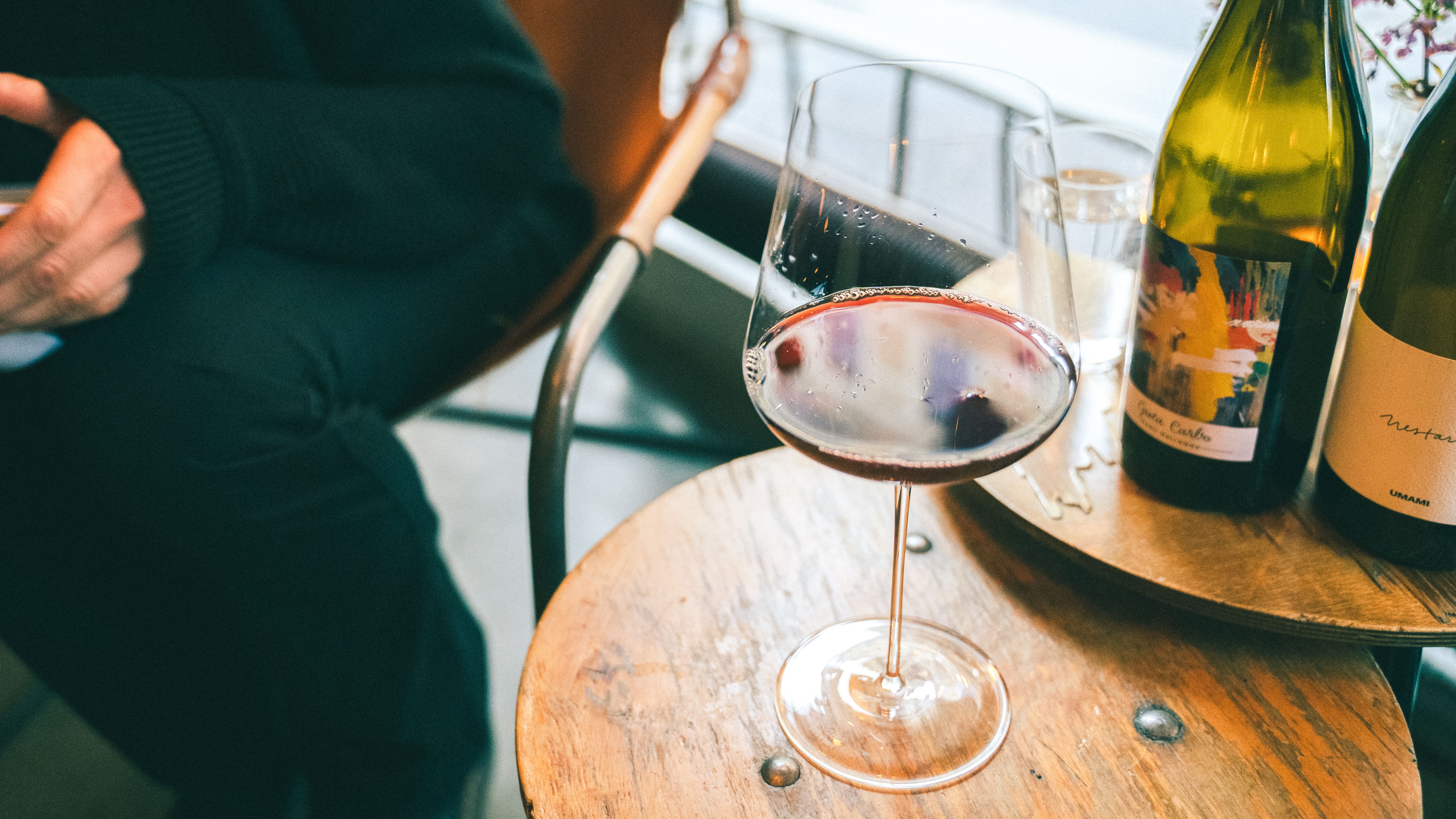 Er det bare oss, eller er vin på restaurant plutselig blitt veldig dyrt?