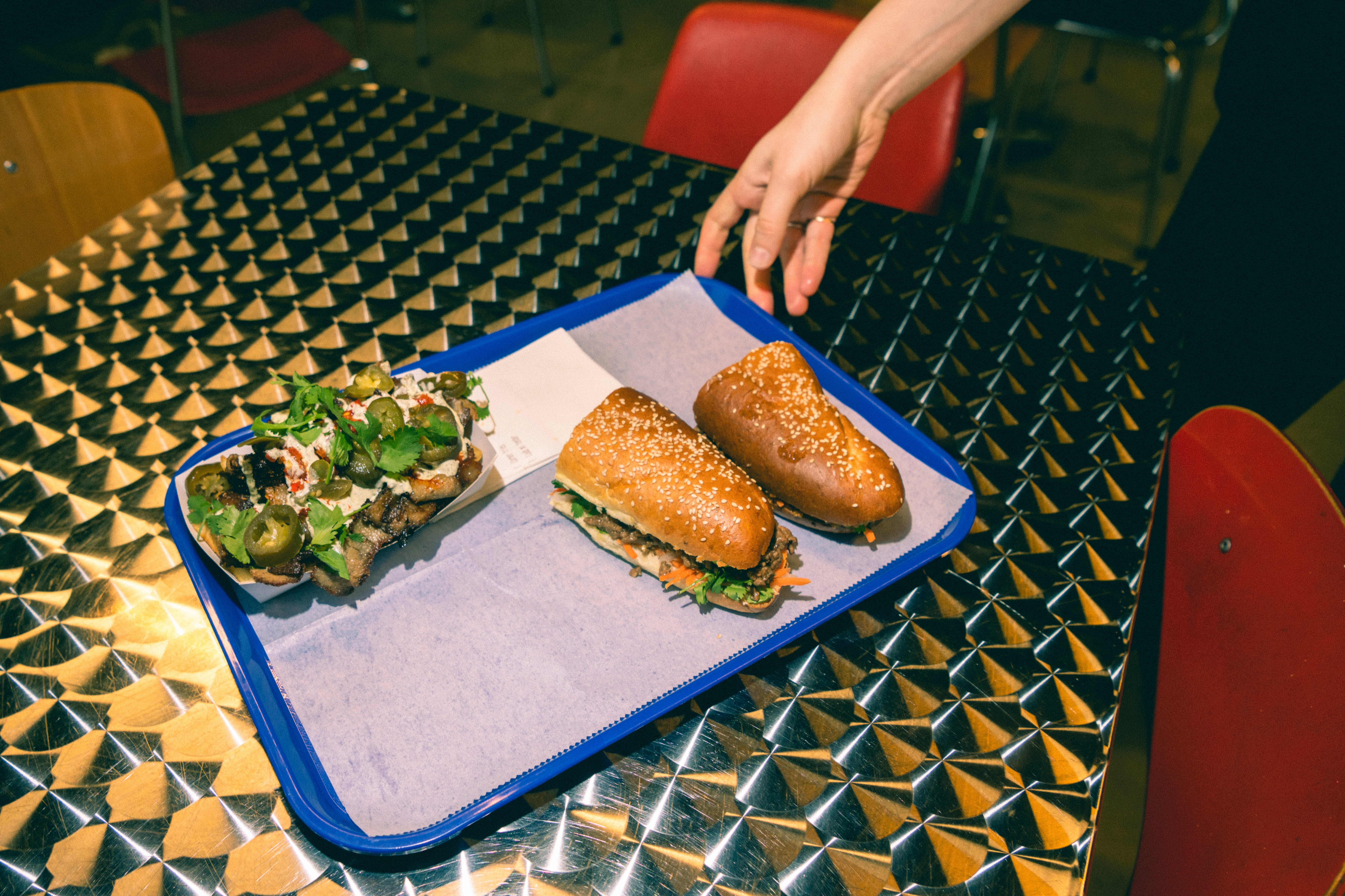 Maten serveres på blå serveringsbrett.