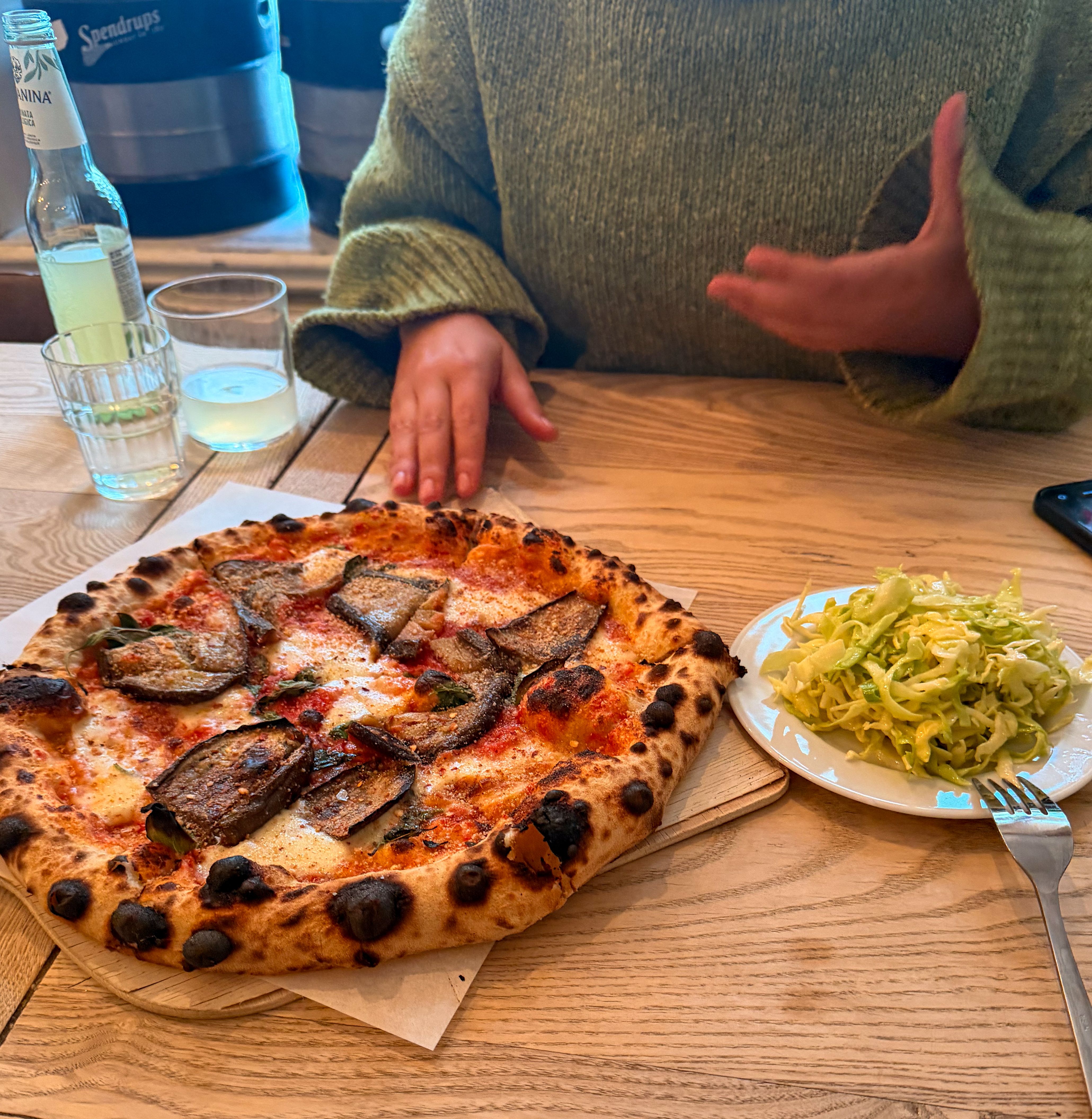 Melanzane for 185 kroner med kålsalat i sennepsvinaigrette.