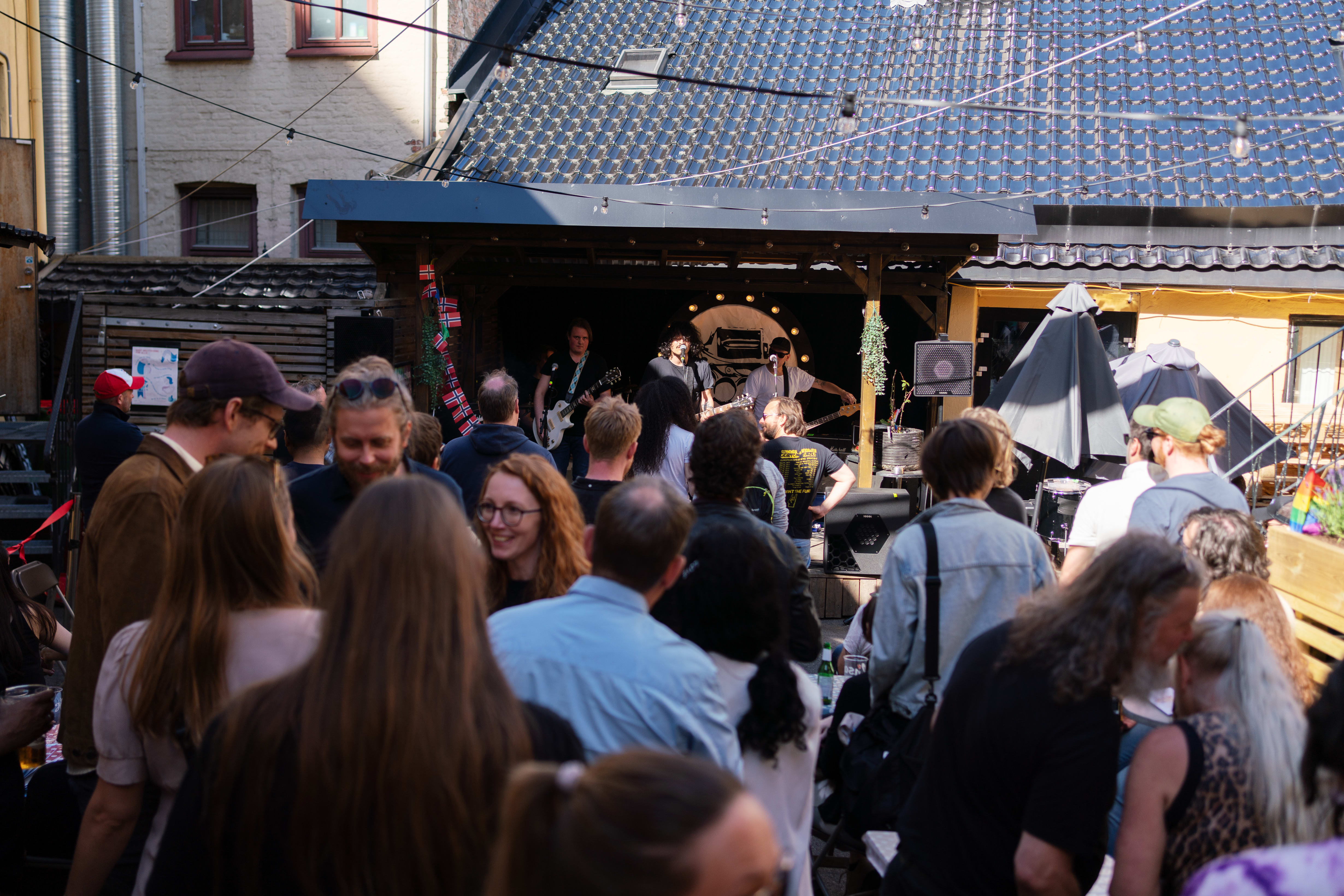 Lytt til avslappende indiemusikk i Revolvers bakgård på lørdag.