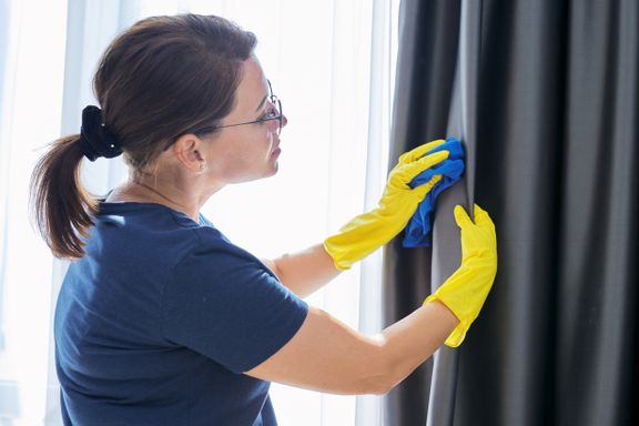Vaskeeksperten svarer: Slik rengjør du gardiner, gulvtepper og møbler