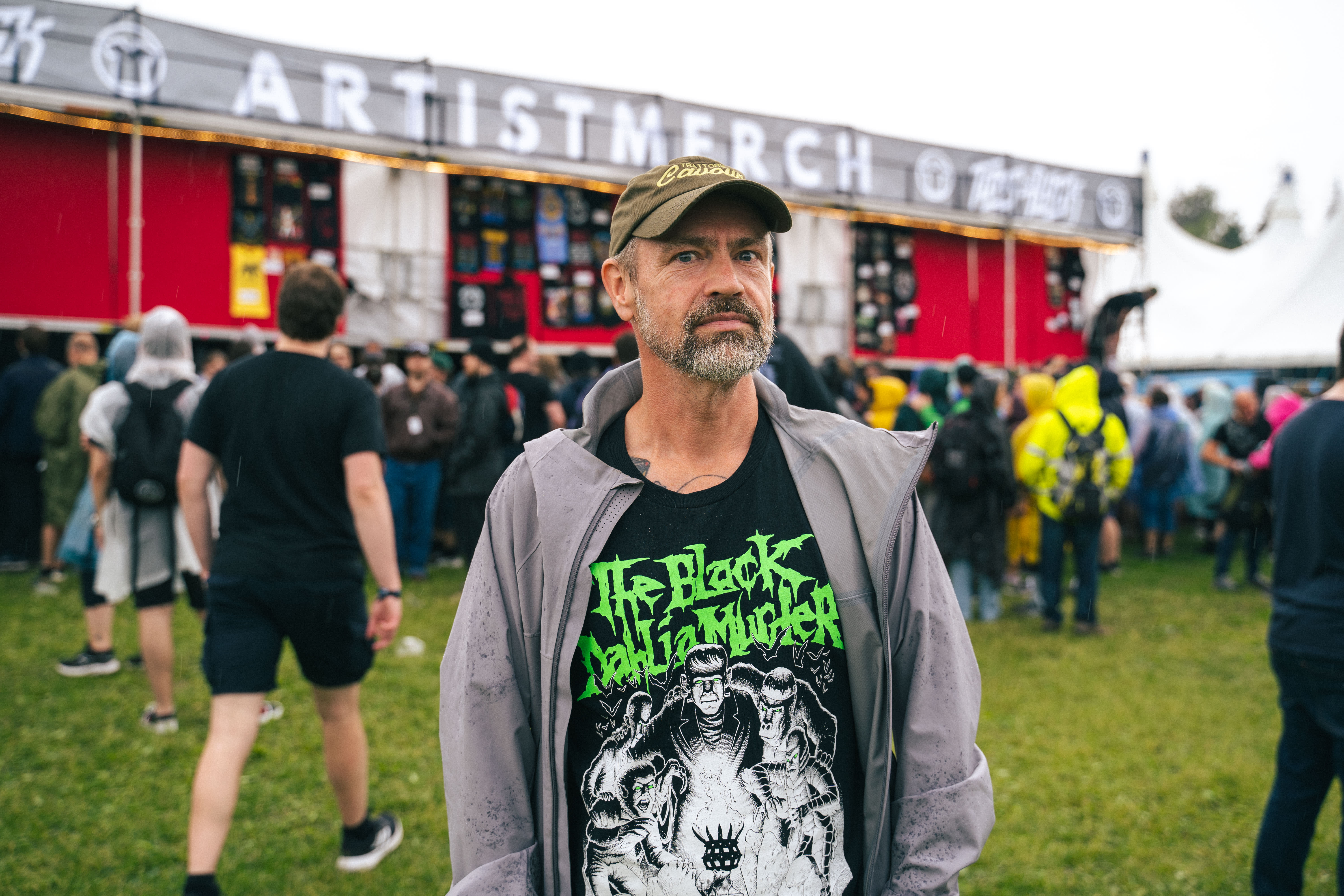 – Denne er fra bandet The Black Dahlia Murder, som jeg kjøpte under en ekstremt rørende konsert i New York etter pandemien, forteller Asbjørn Slettemark om T-skjorten han har på. 