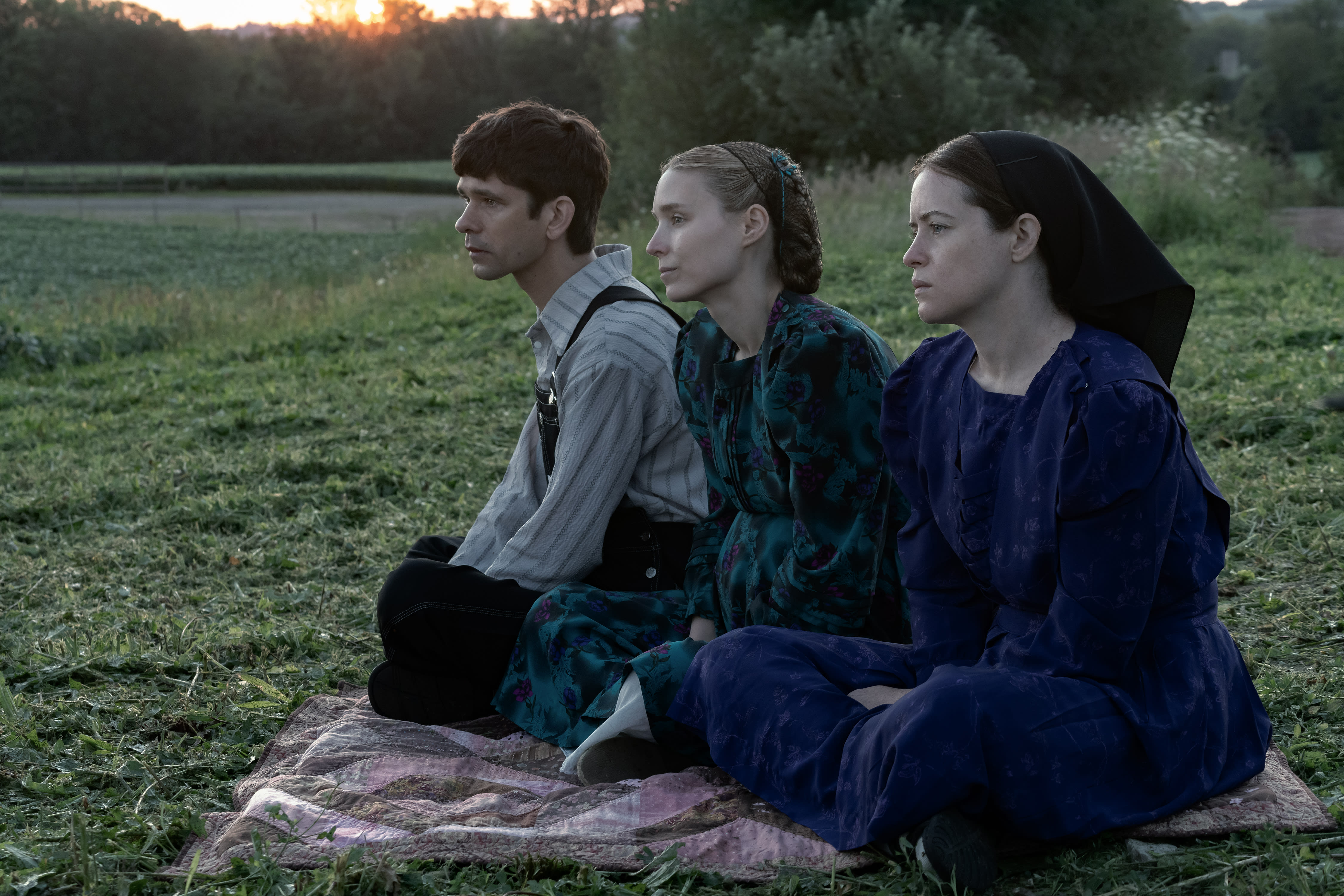 August (Ben Whishaw) sammen med Ona (Rooney Mara) og Salome (Claire Foy)