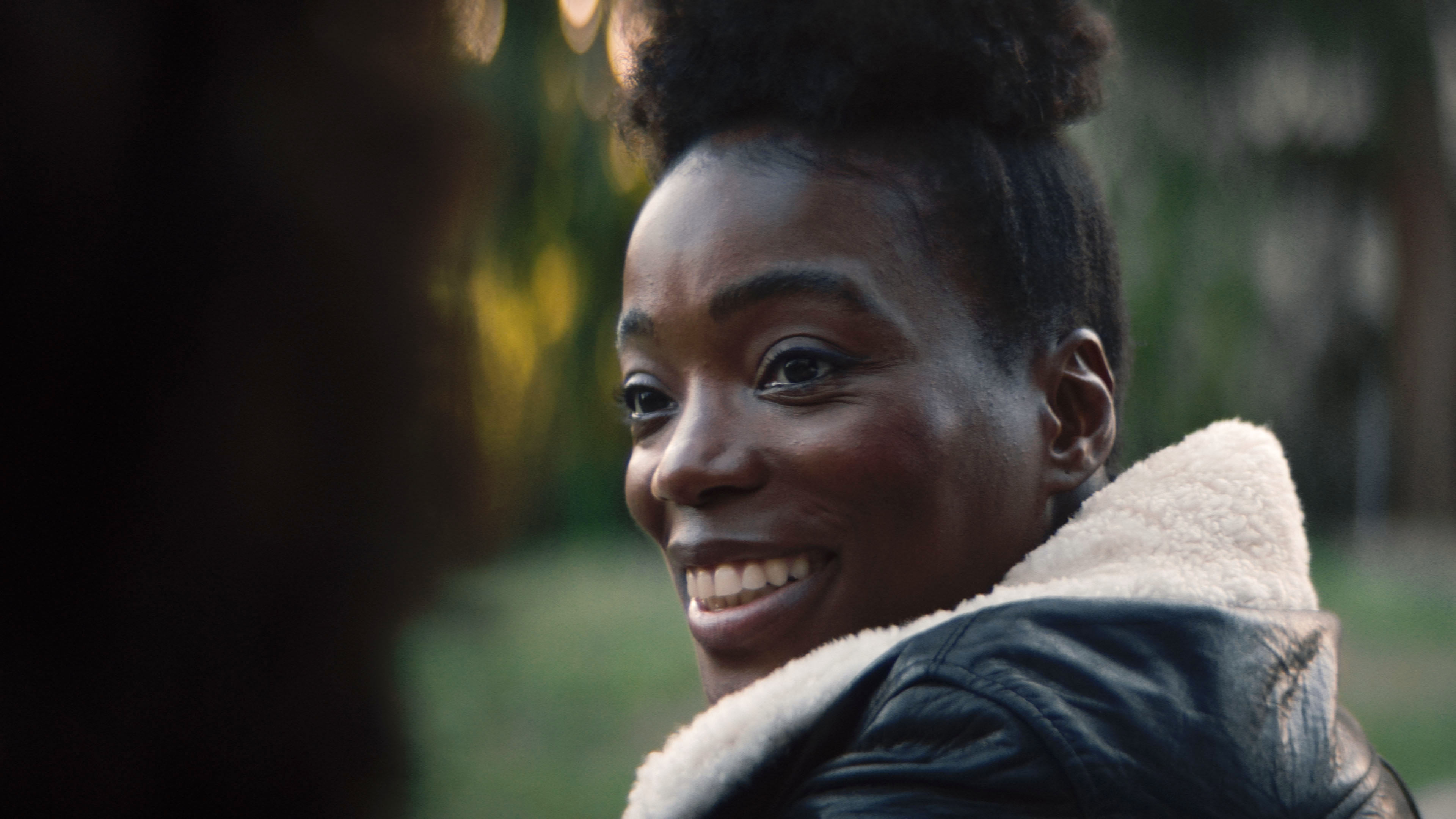 Teaterregissøren Zoe (Tinashe Williamson) rister på Odiles liv. Teaterregissøren fra Oslo får en viktig rolle i «Verden er min». 