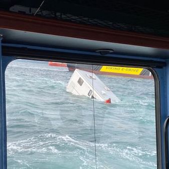 Webkamera viste en person som går vekk etter at bobil havnet i sjøen