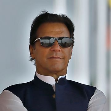 Khan kastet som statsminister – ber tilhengerne protestere i gatene