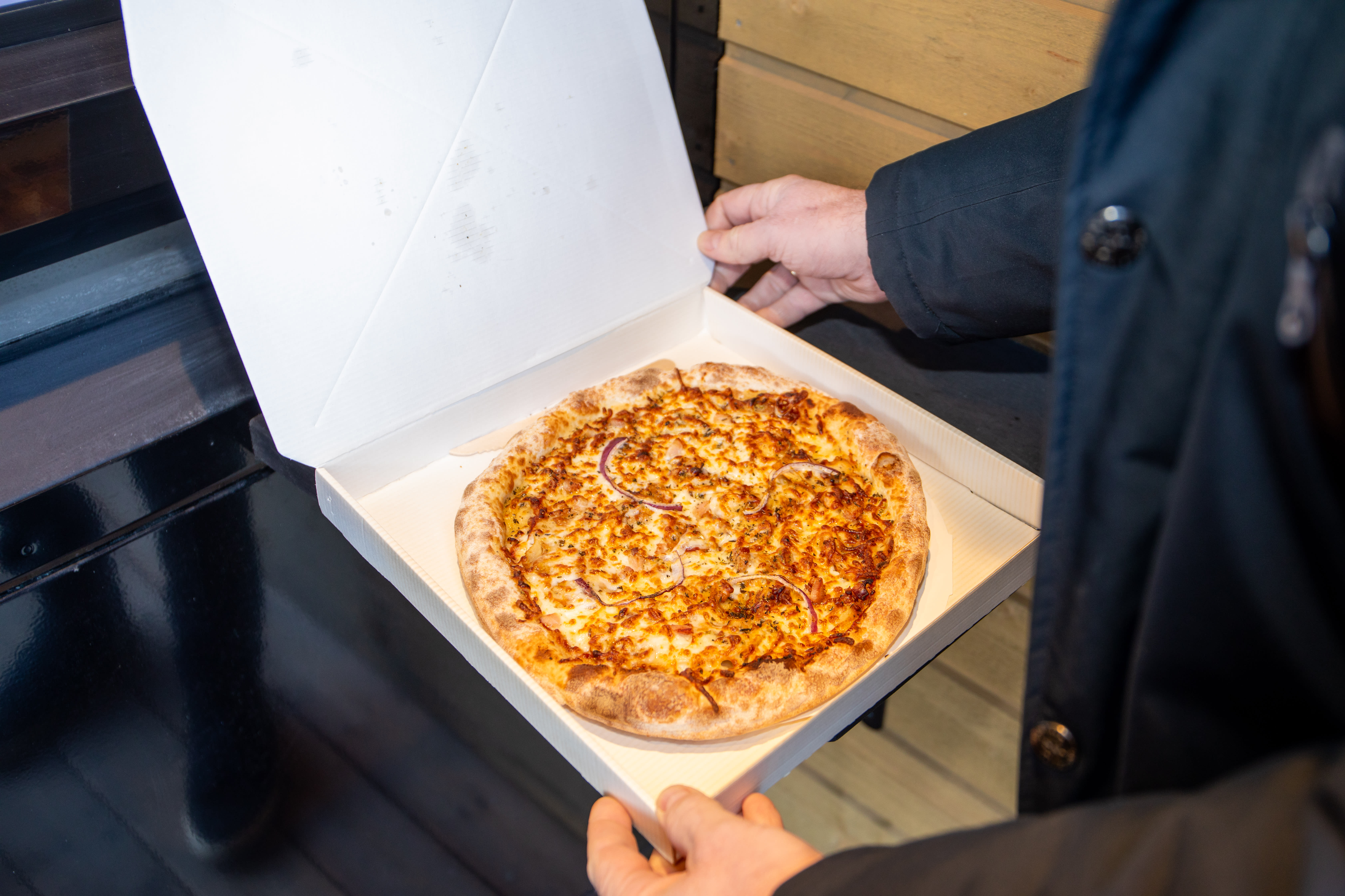 En middels kylling- og baconvariant, men god bunn og rykende varm trekker opp. 