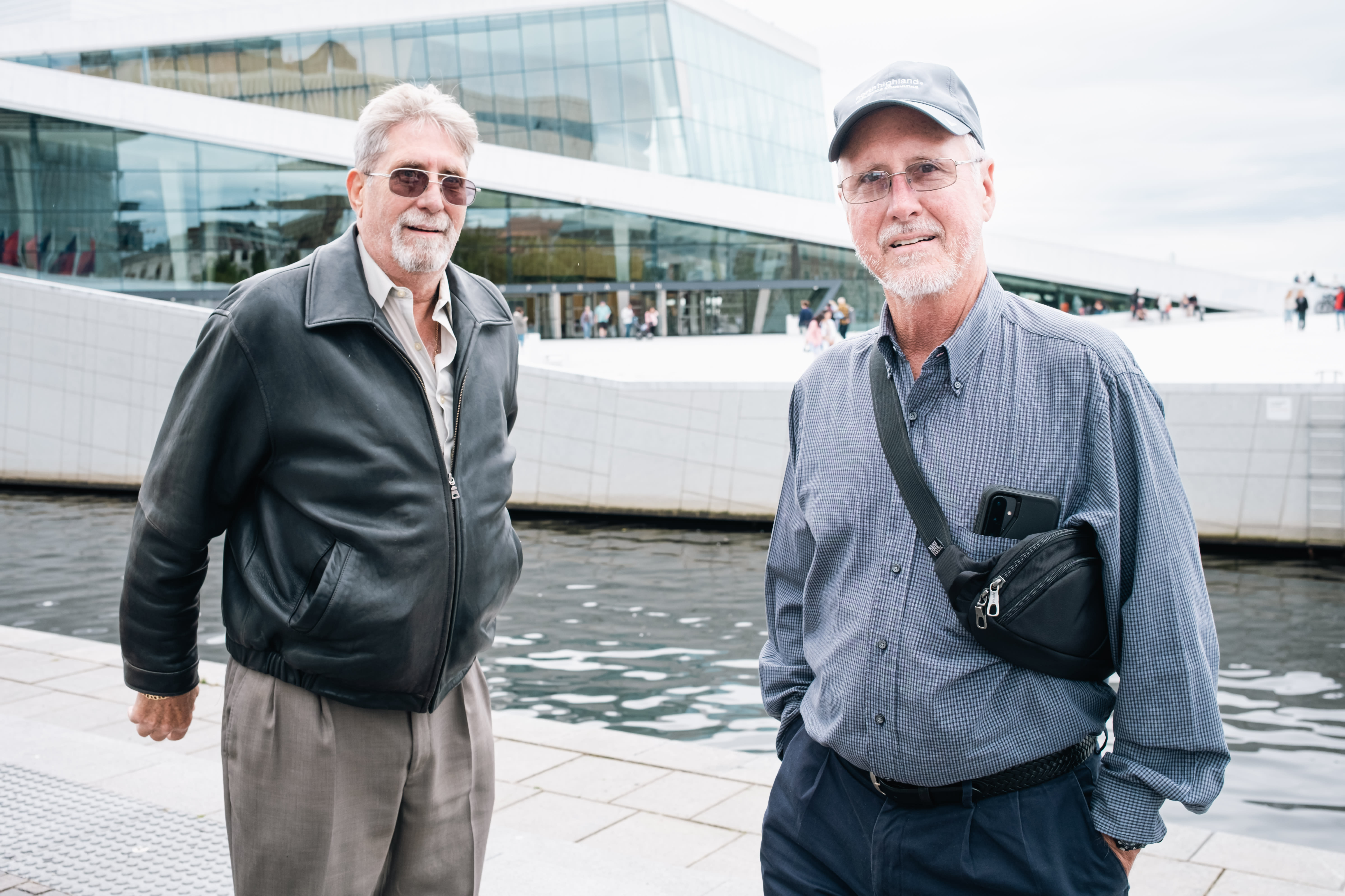 Amerikanerne Ron, til venstre, og Rick kom hit for å slippe unna hetebølge i Europa. Men uten jakke ble det litt for freezing, synes Rick. 