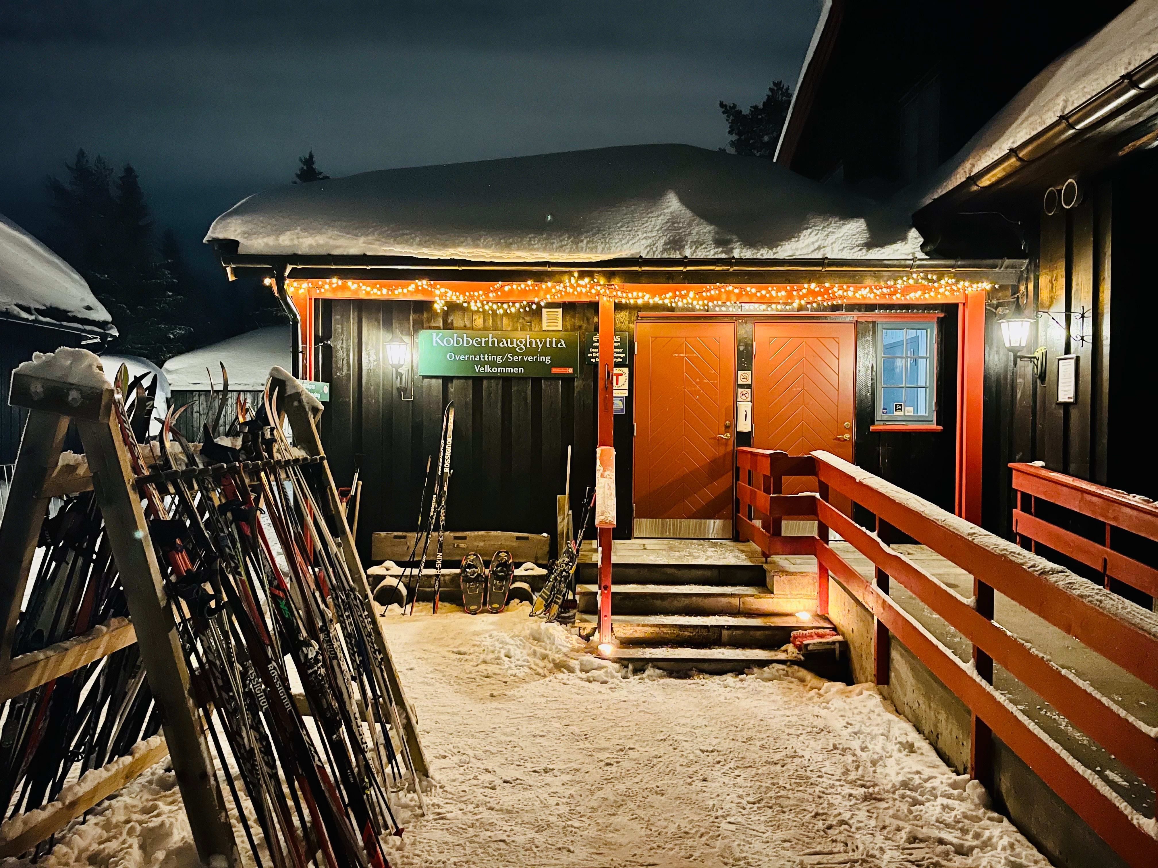 Opp av sofaen og spenn på deg skiene! I Nordmarka venter en helaften. 