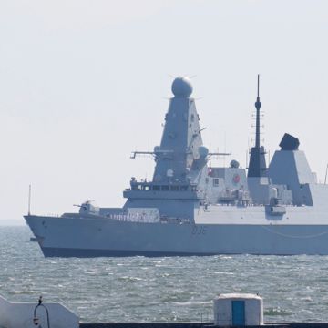 Britene sier de ikke ble truet av russiske skip. BBCs korrespondent forteller en annen historie.