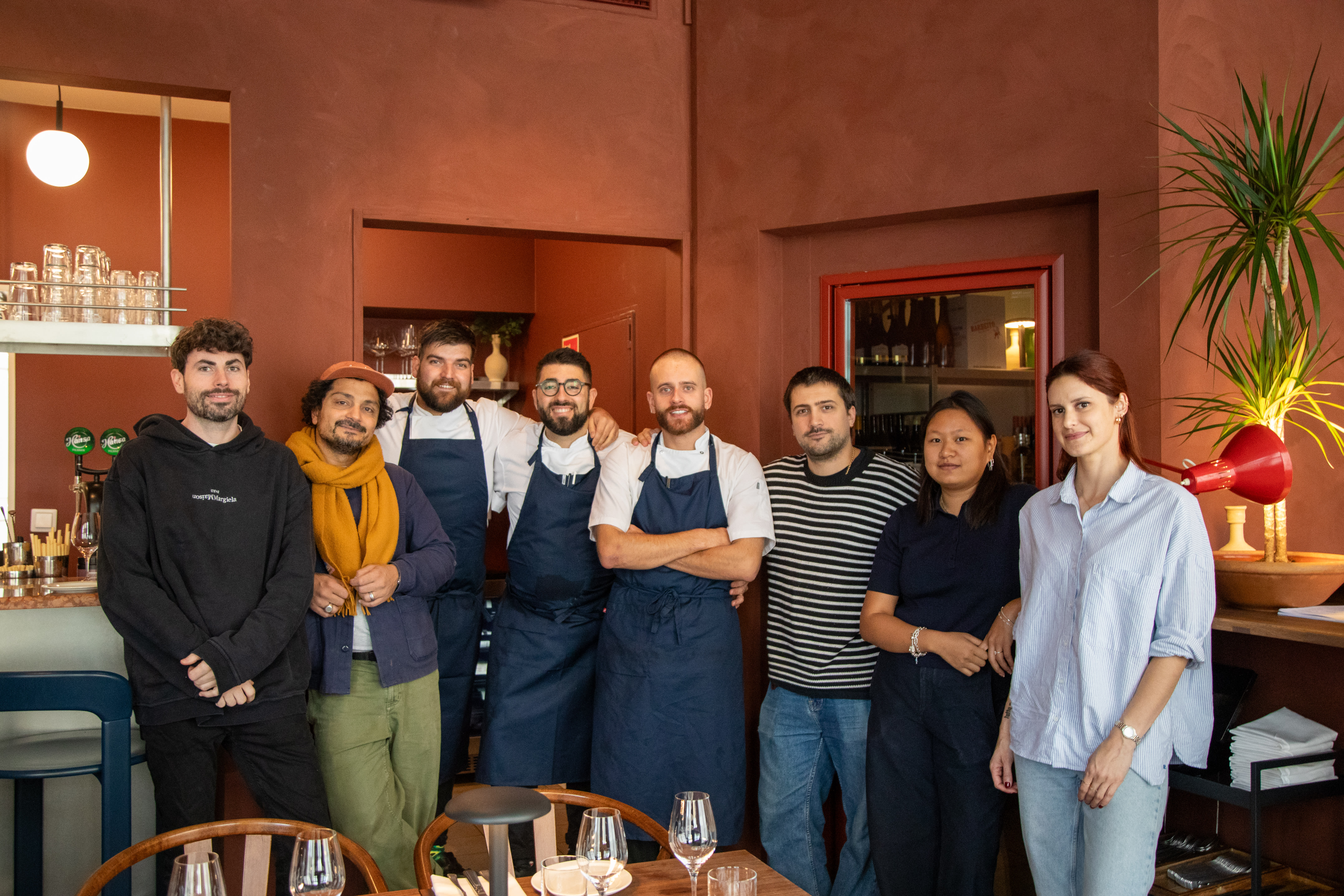 Nud Dudhia (nr. to fra ventre) med gjengen som skal drifte Vadio. Flere kommer rett fra Michelin-restauranten Bar Amour.