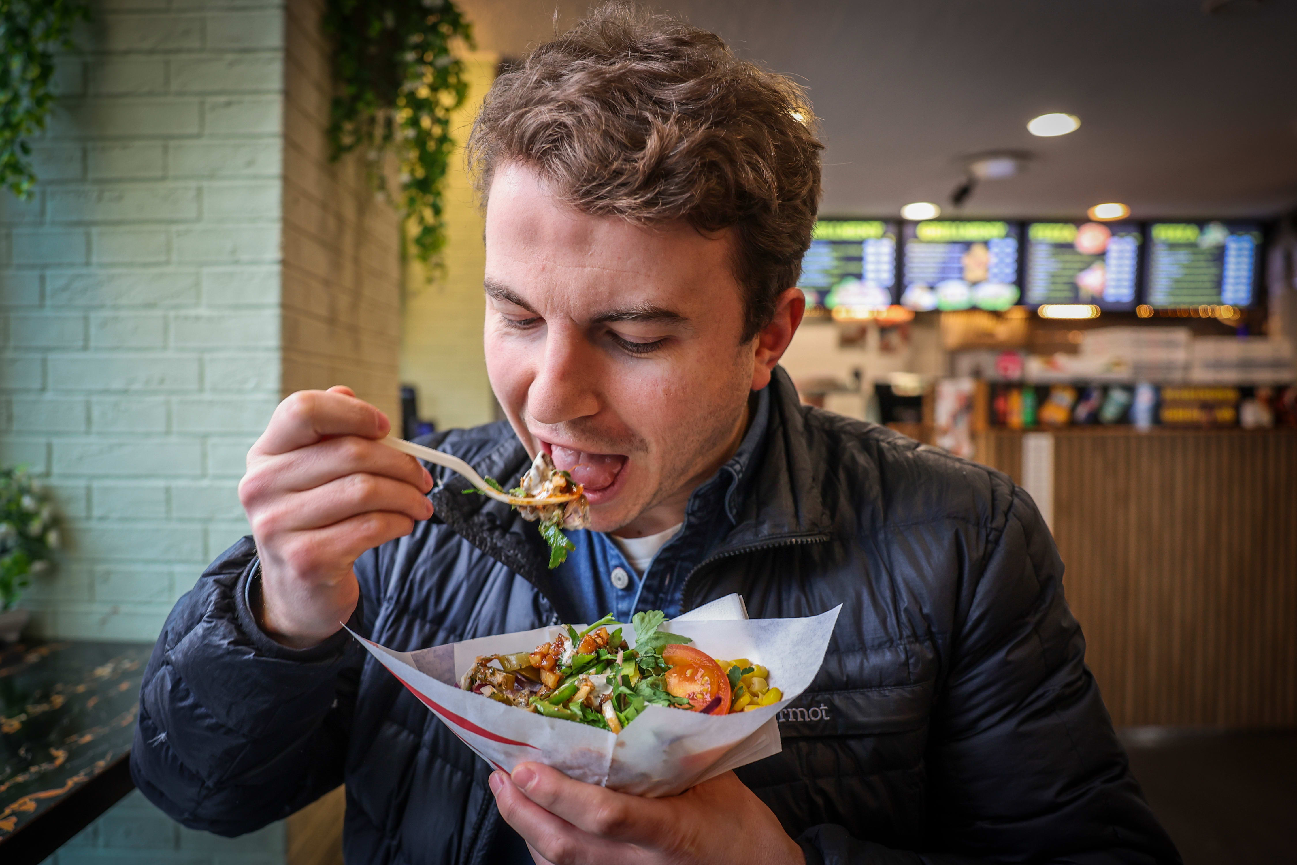 Økland vedgår at han sjelden spiser kebab på denne tiden av døgnet, men godt smaker det likevel.