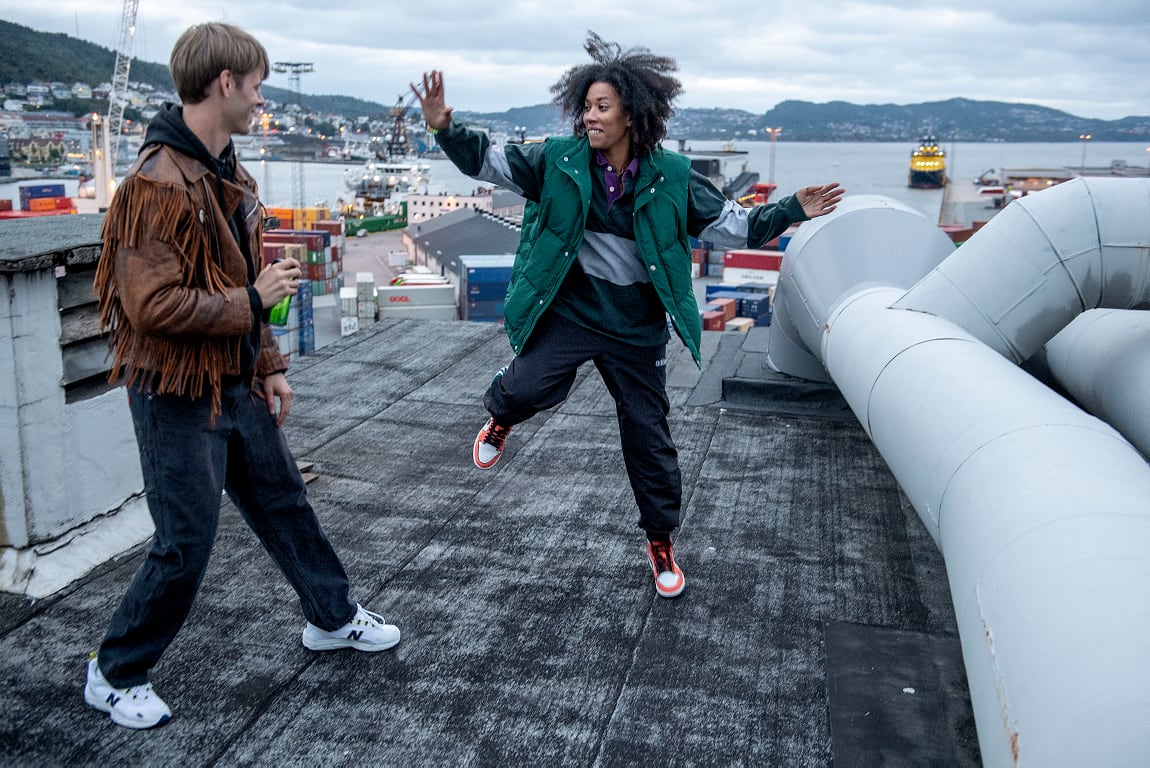 Stian og Odile er barndomsvenner. Han er produsent, hun er rapper. Sammen støtter de hverandre gjennom «Verden er min». 