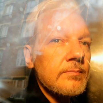 Storbritannias innenriksminister åpner for utlevering av Assange