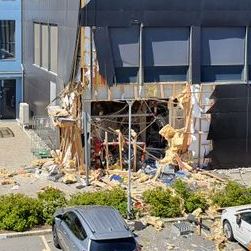 Store skader etter eksplosjon i bygg i Kristiansand – én person skadet