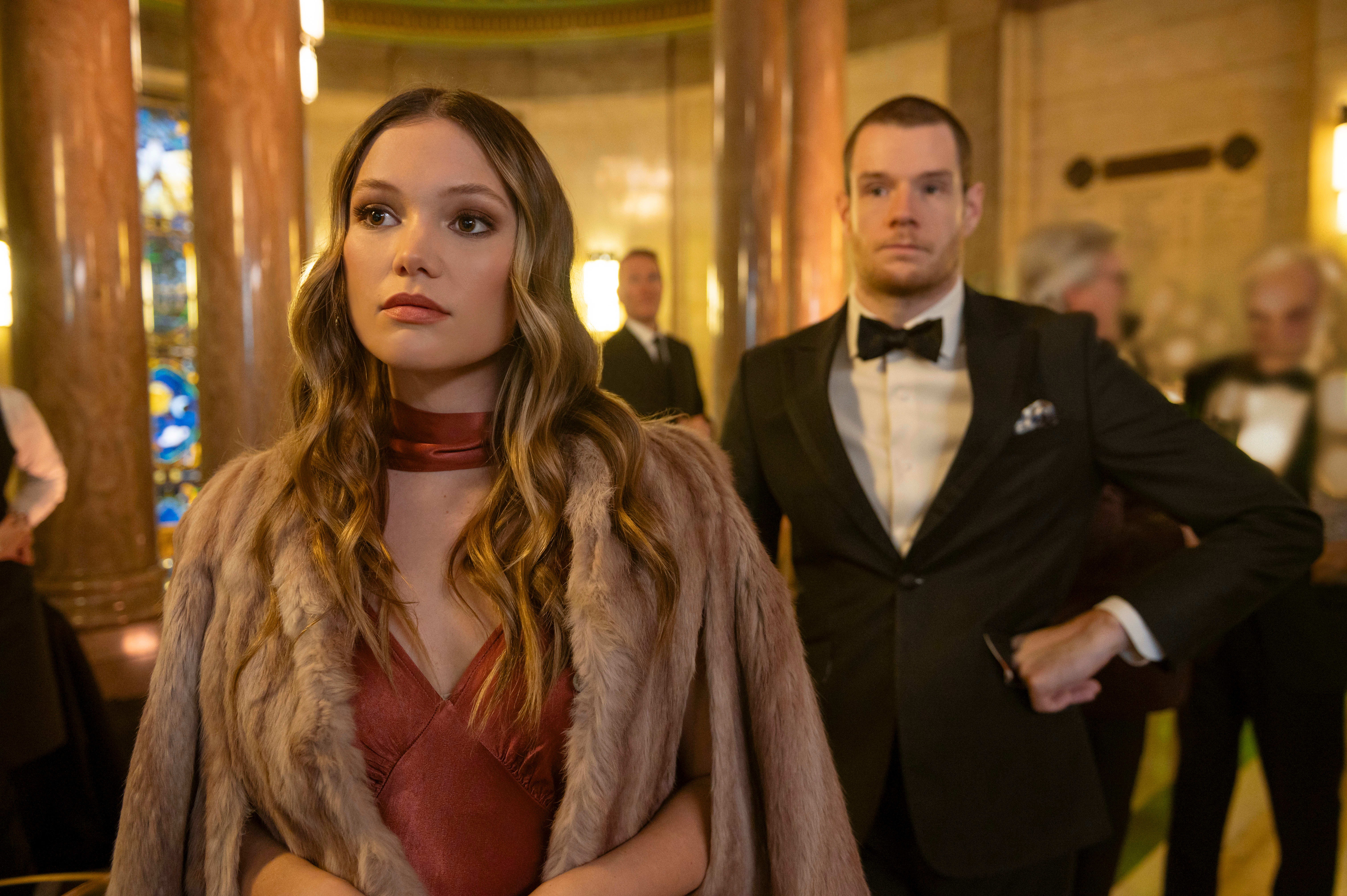 Sophia (Olivia Holt) og Nick (Connor Swindells) planlegger det store ranet.