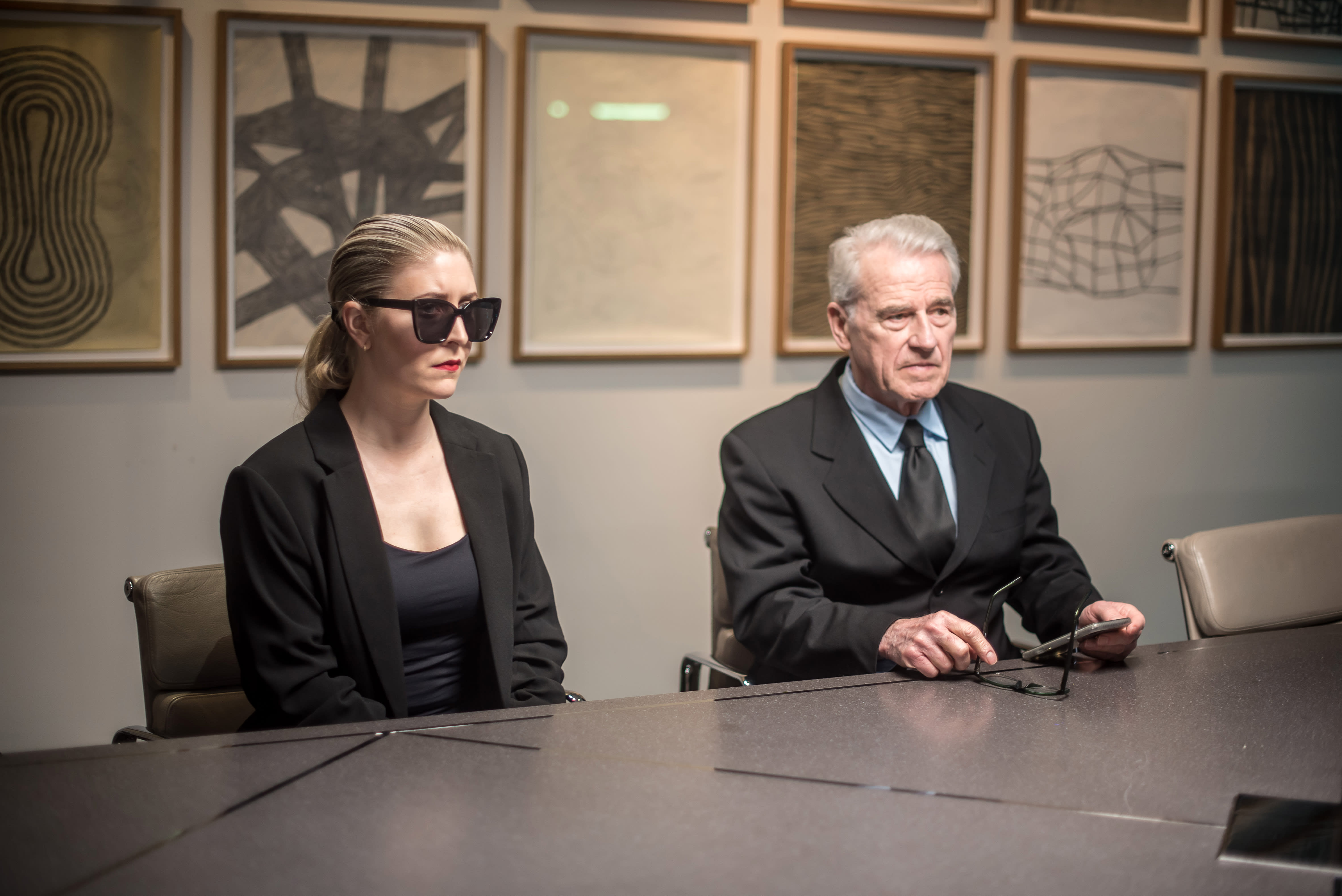 Inn fra sidelinjen kommer Lola Miles (Pernille Haaland) og hennes advokat Steiner (Tim Ahern)