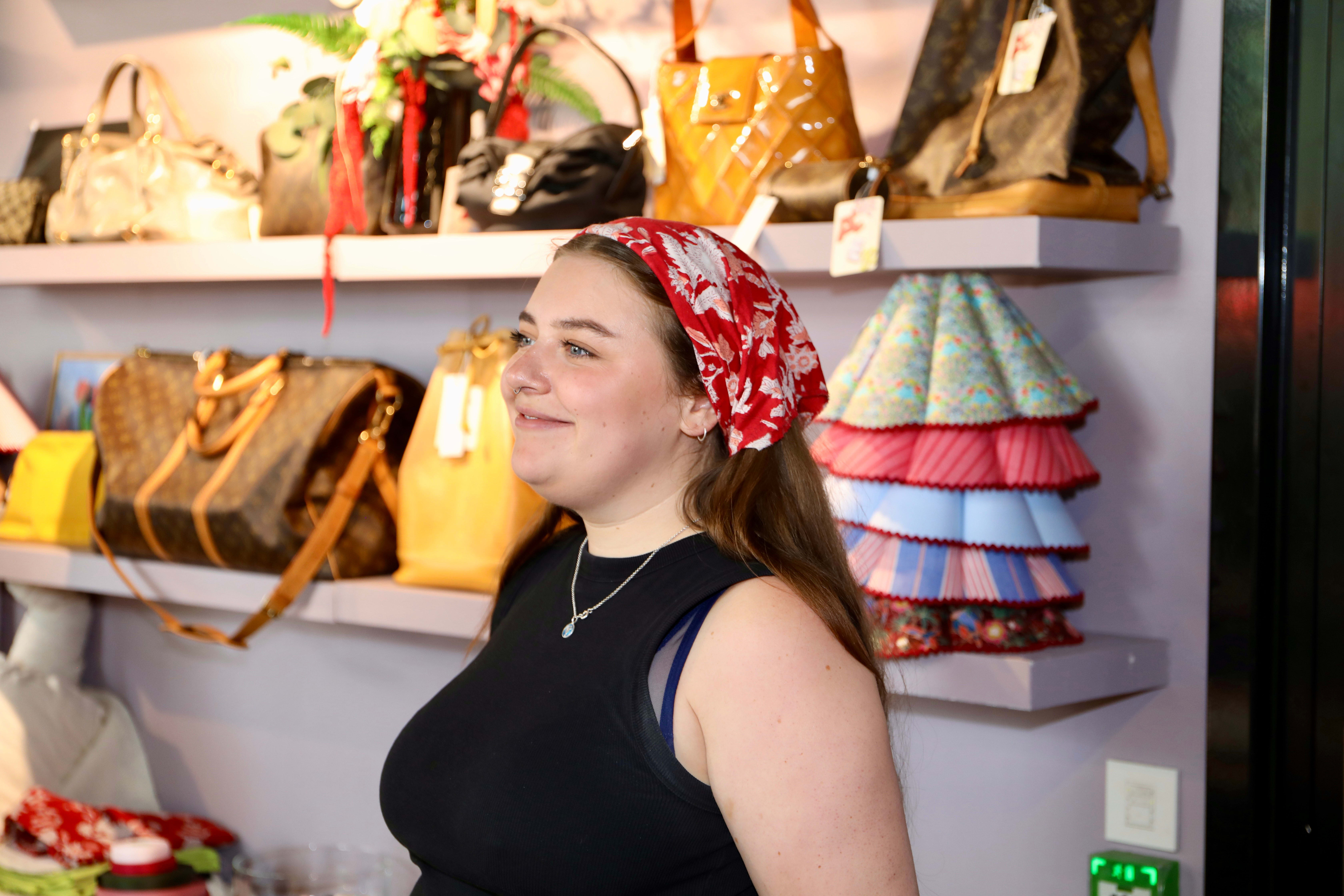 Selma Stang Lund jobber i Fæbrik-butikken. Hun synes det er deilig å ha på skaut i varmen.