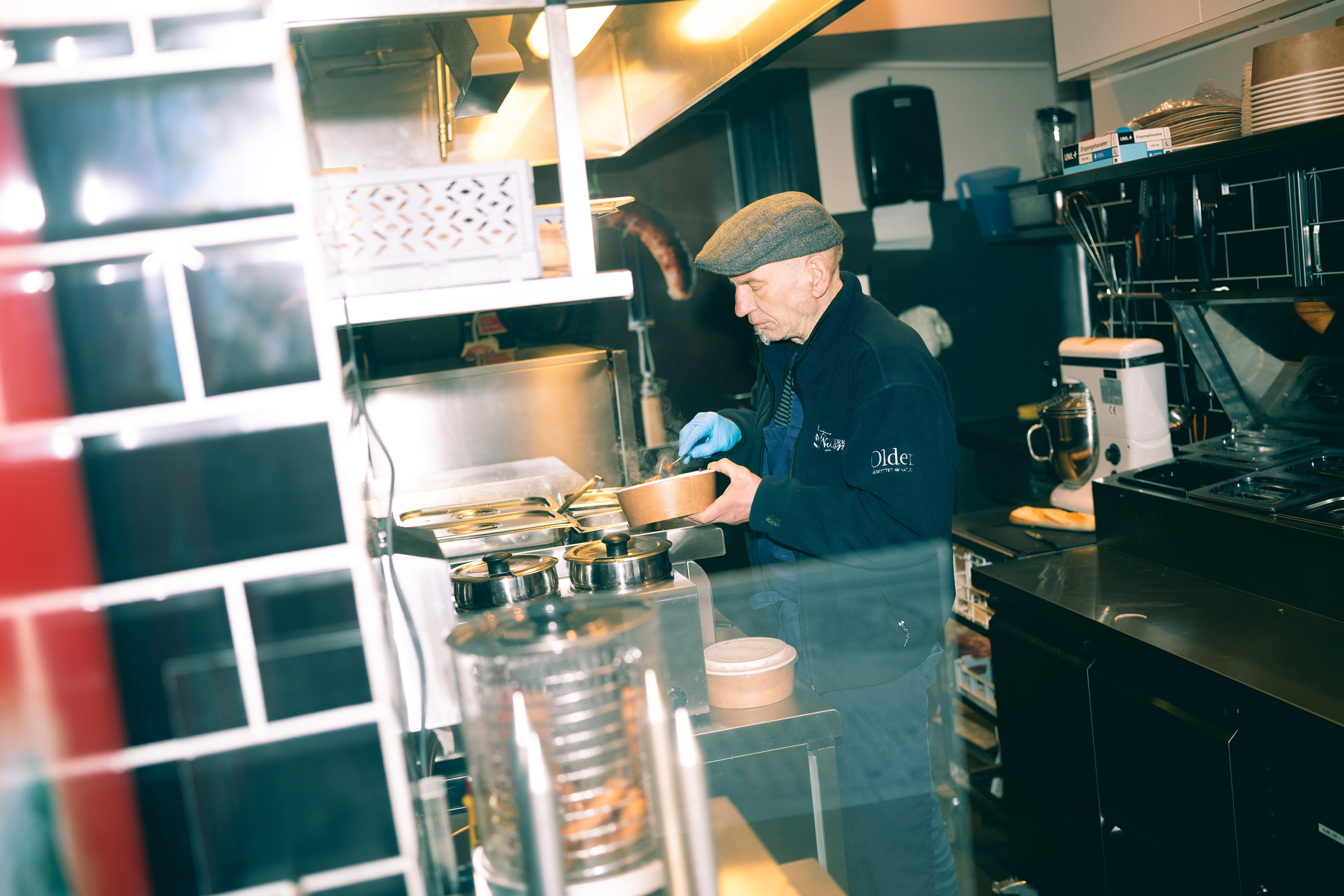 Den lille kiosken har syv håndverkspølser på menyen.