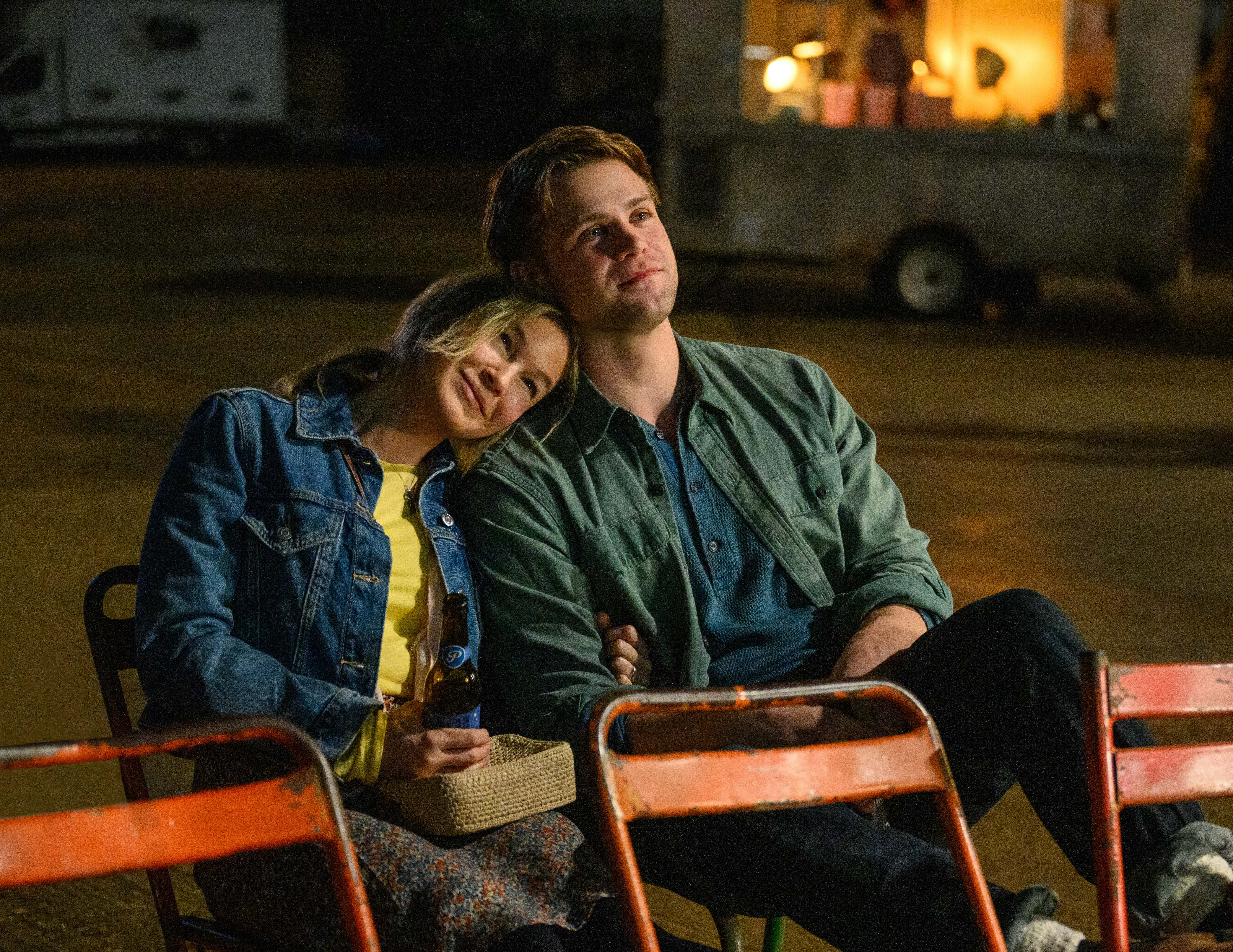 Britiske Leo Woodal spiller studenten Roxster (29). Han går på kinodate med Bridget Jones (55). 