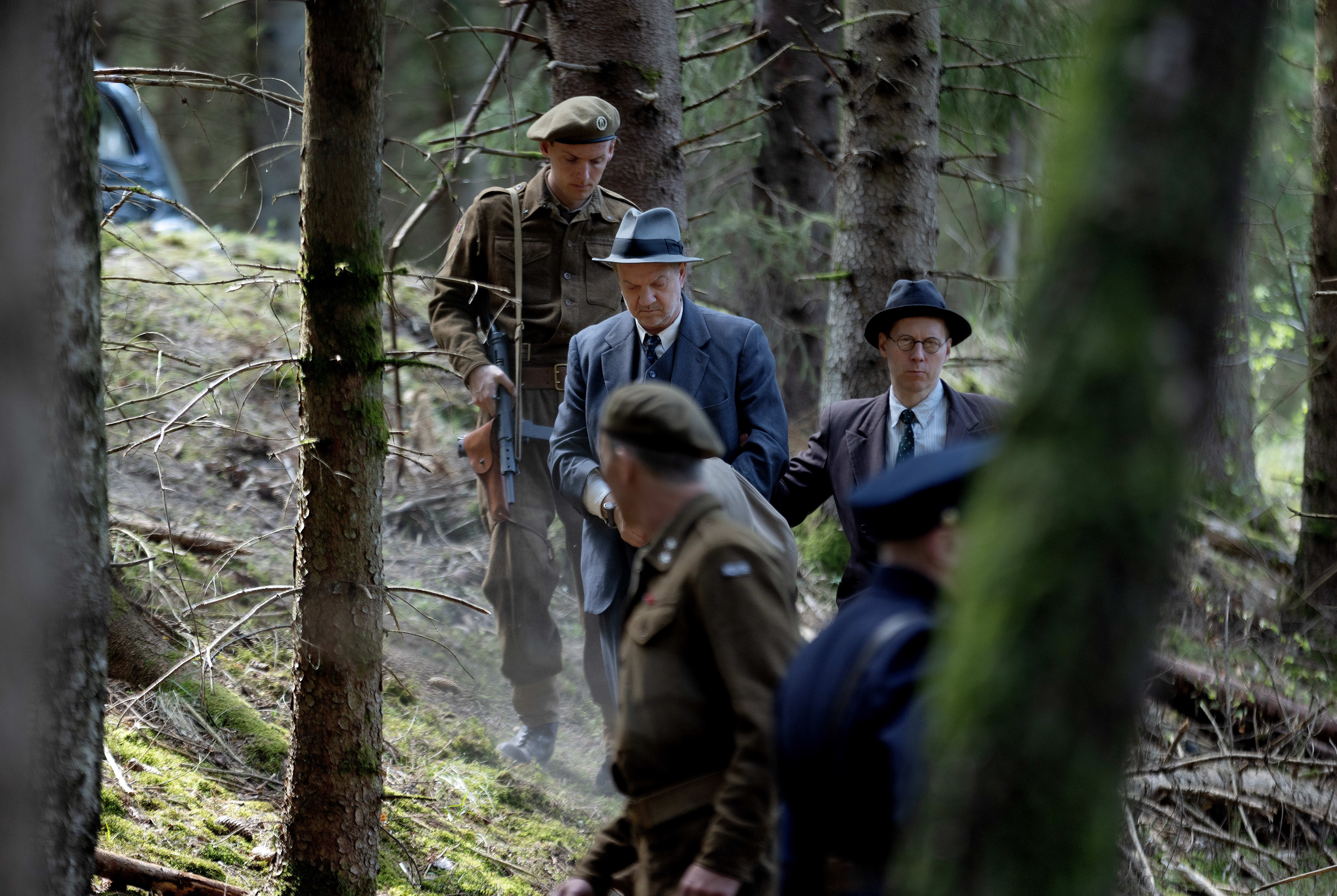 I forbindelse med rettssaken ble Vidkun Quisling tatt med på befaring til en massegrav med drepte nordmenn. 