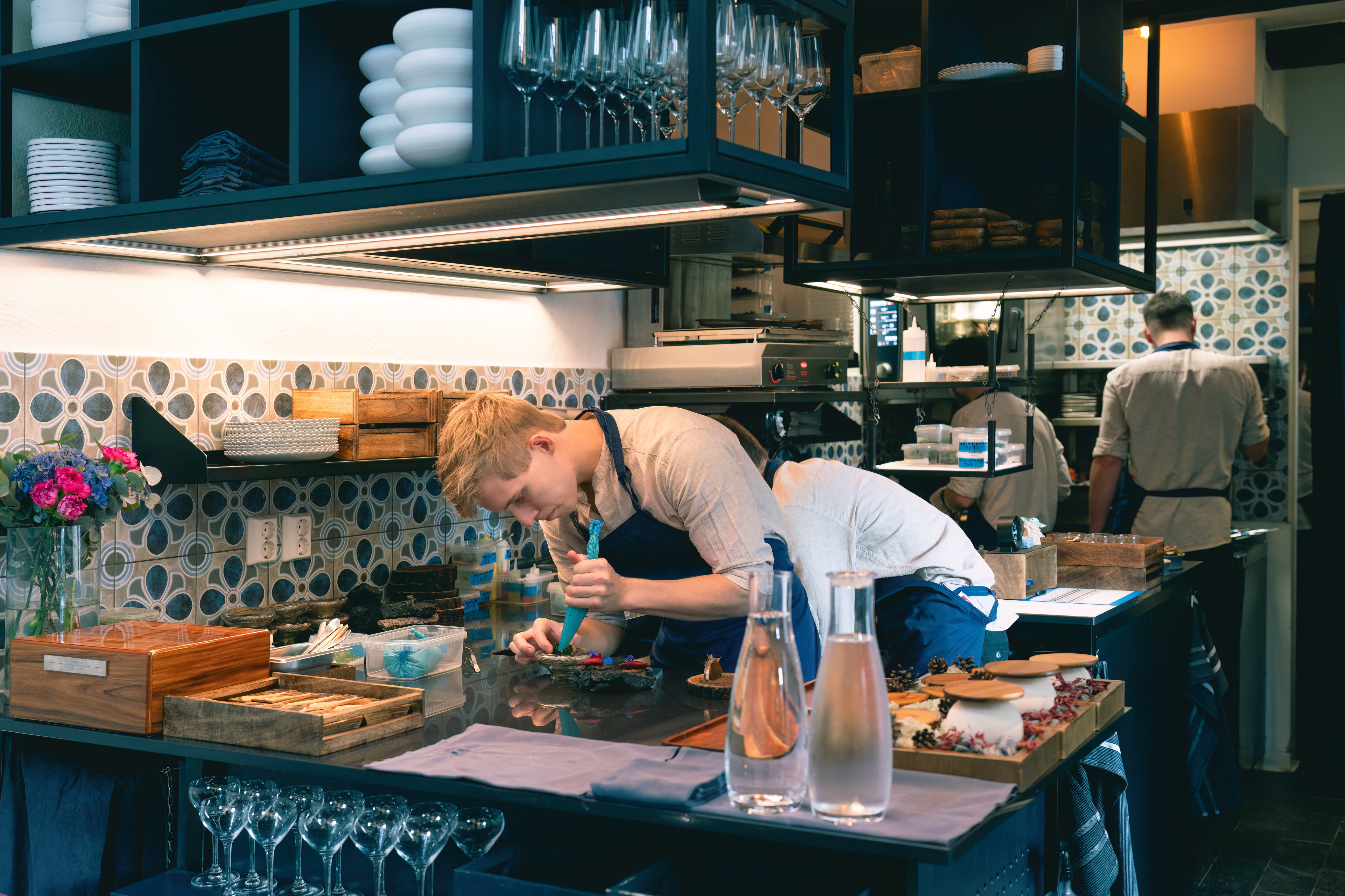Trangt og lite kjøkken. 