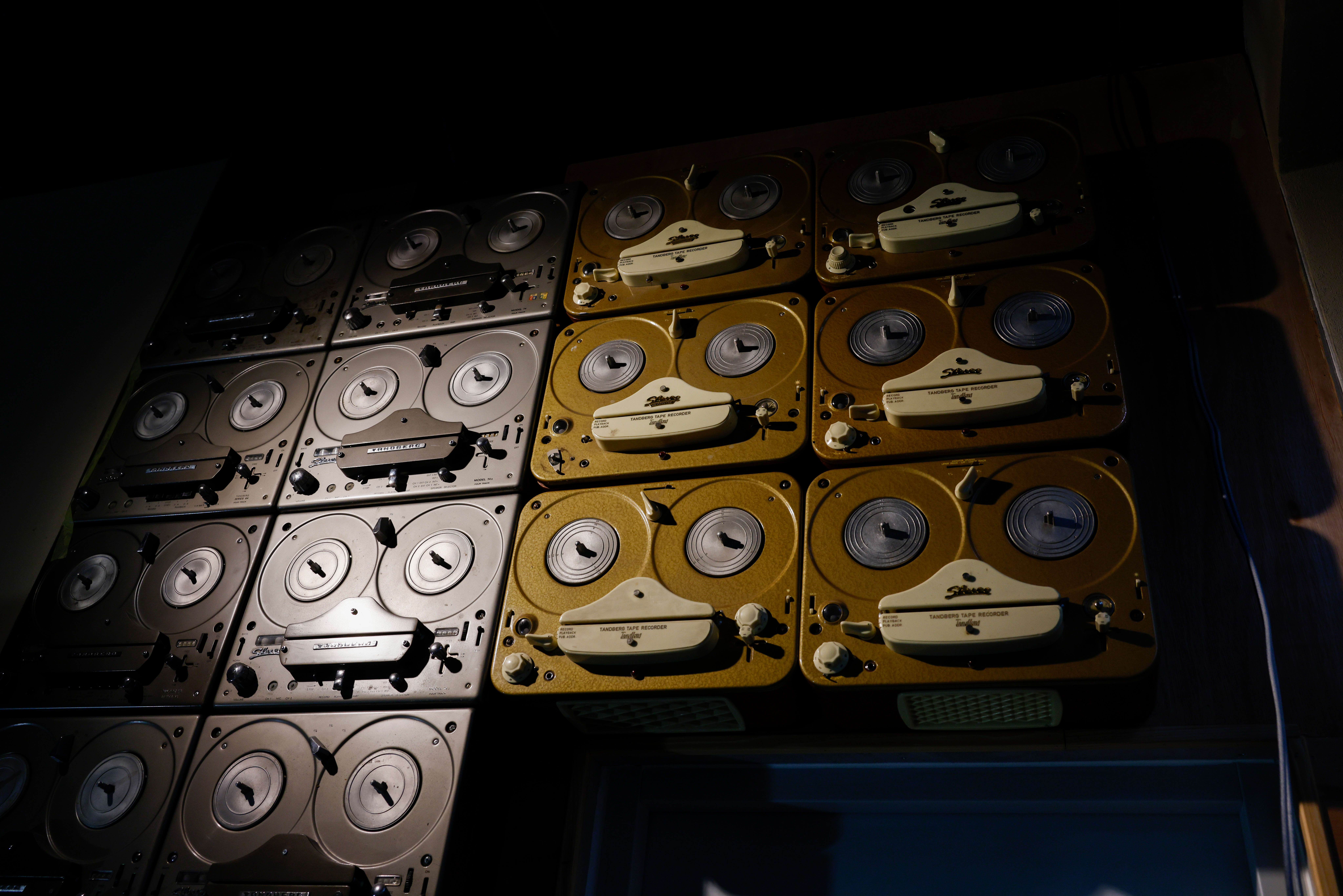 Disse gamle båndopptakerne er hentet fra kjelleren hos kontor og arrangementssted Dyrk Bryn. 