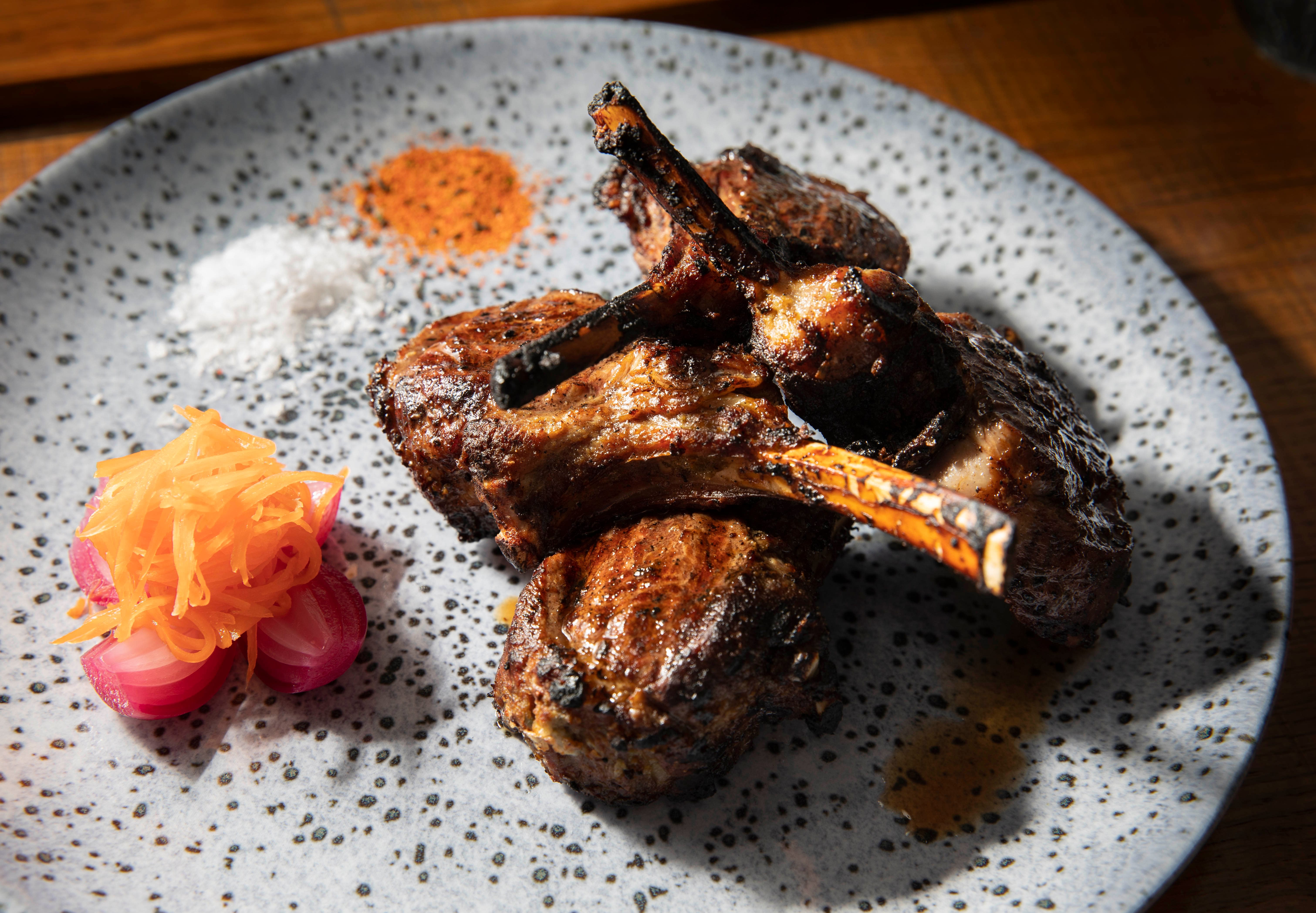 Lammekarré fra Robata-grillen. 