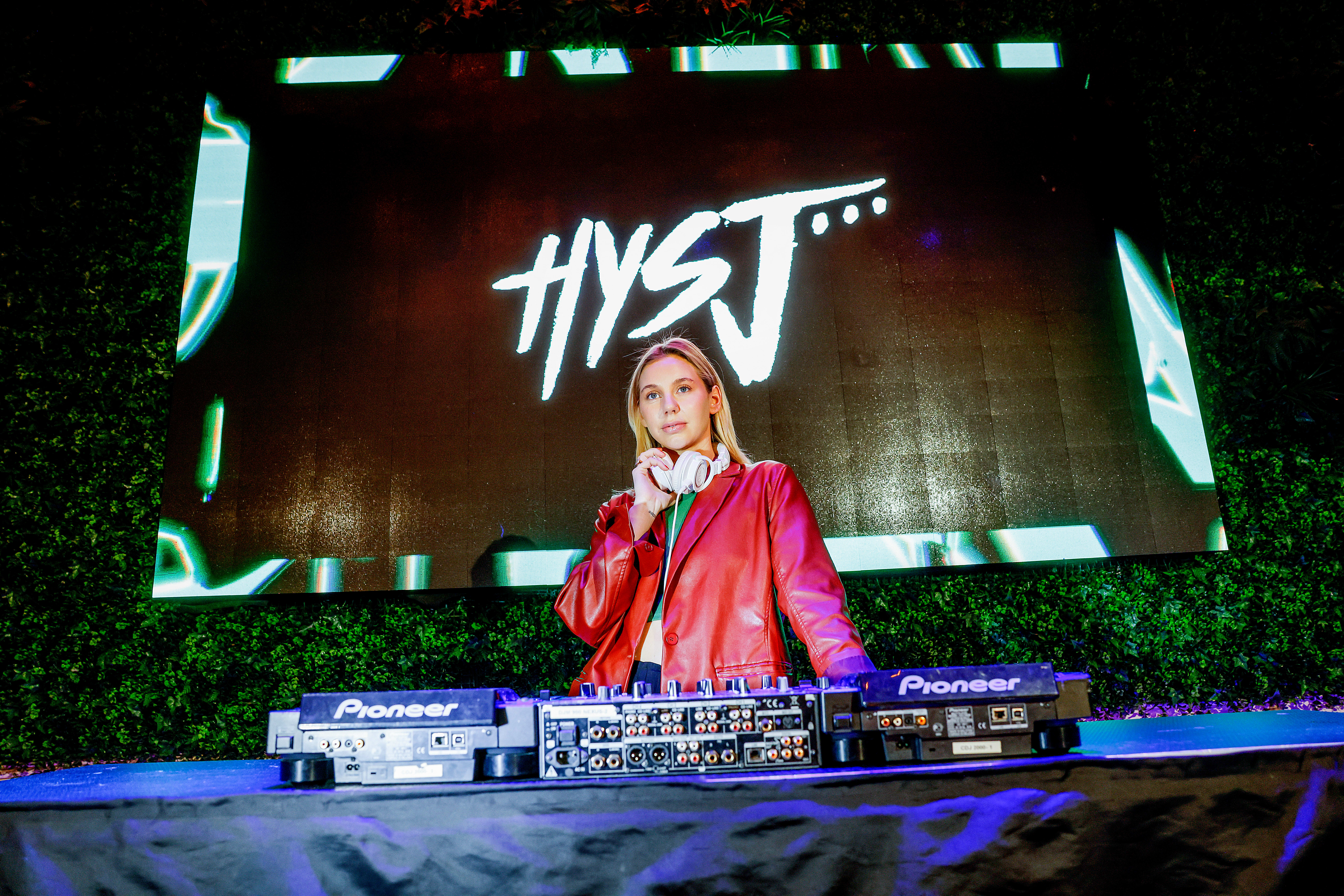 Hun heter Ida Helene Paulsen, men bak miksebordet er navnet Astroblonde. 