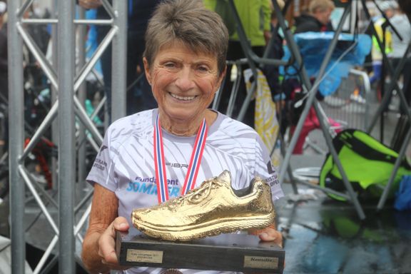 72-åring ble hyllet på Sommerløpet. Nå vil hun ta nytt VM-gull. 