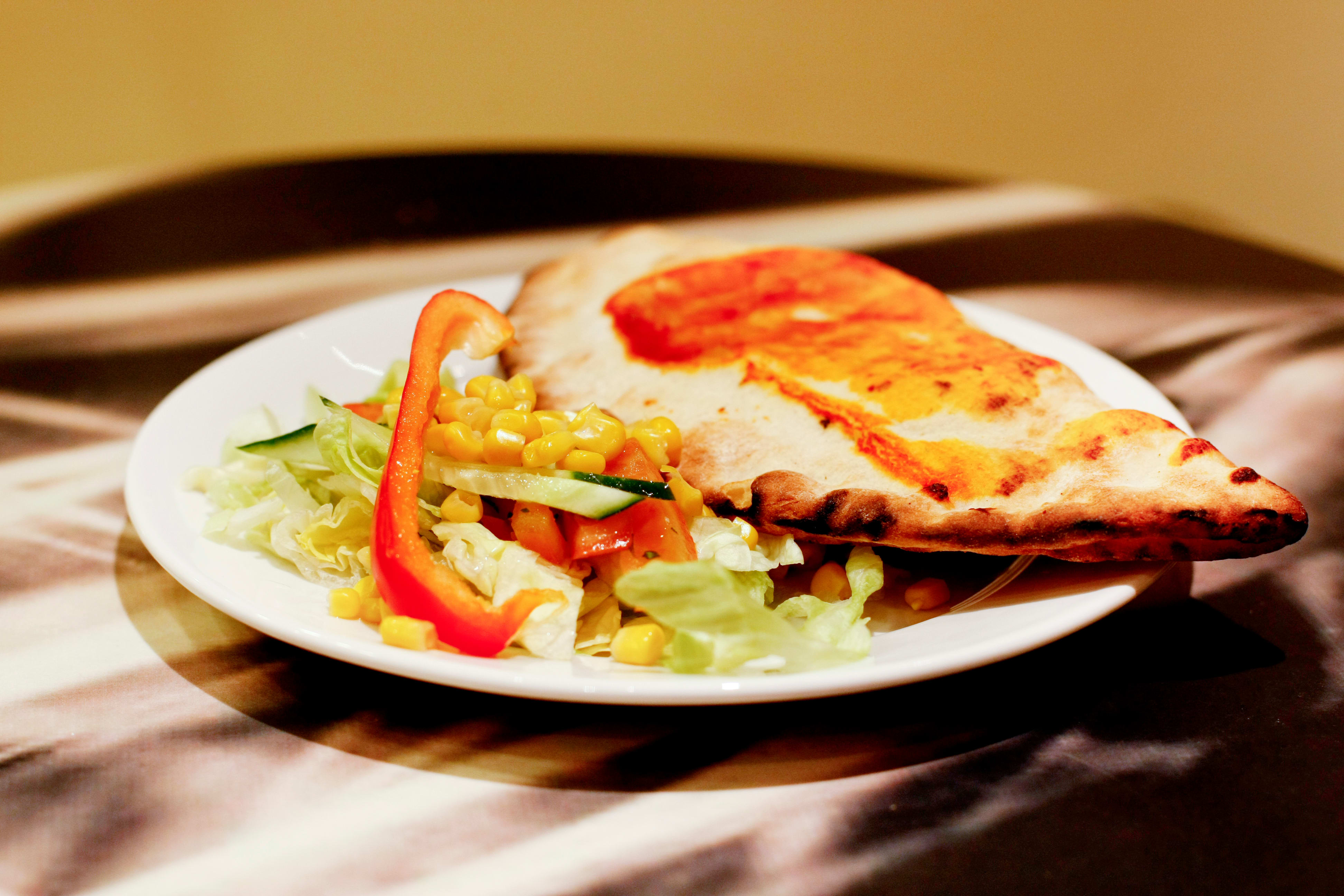 Da jeg søkte i Aftenpostens bildebase etter bilder av calzone, måtte jeg tilbake til 2008 for å finne dette: calzone med salat hos La Baguette på CC Vest.