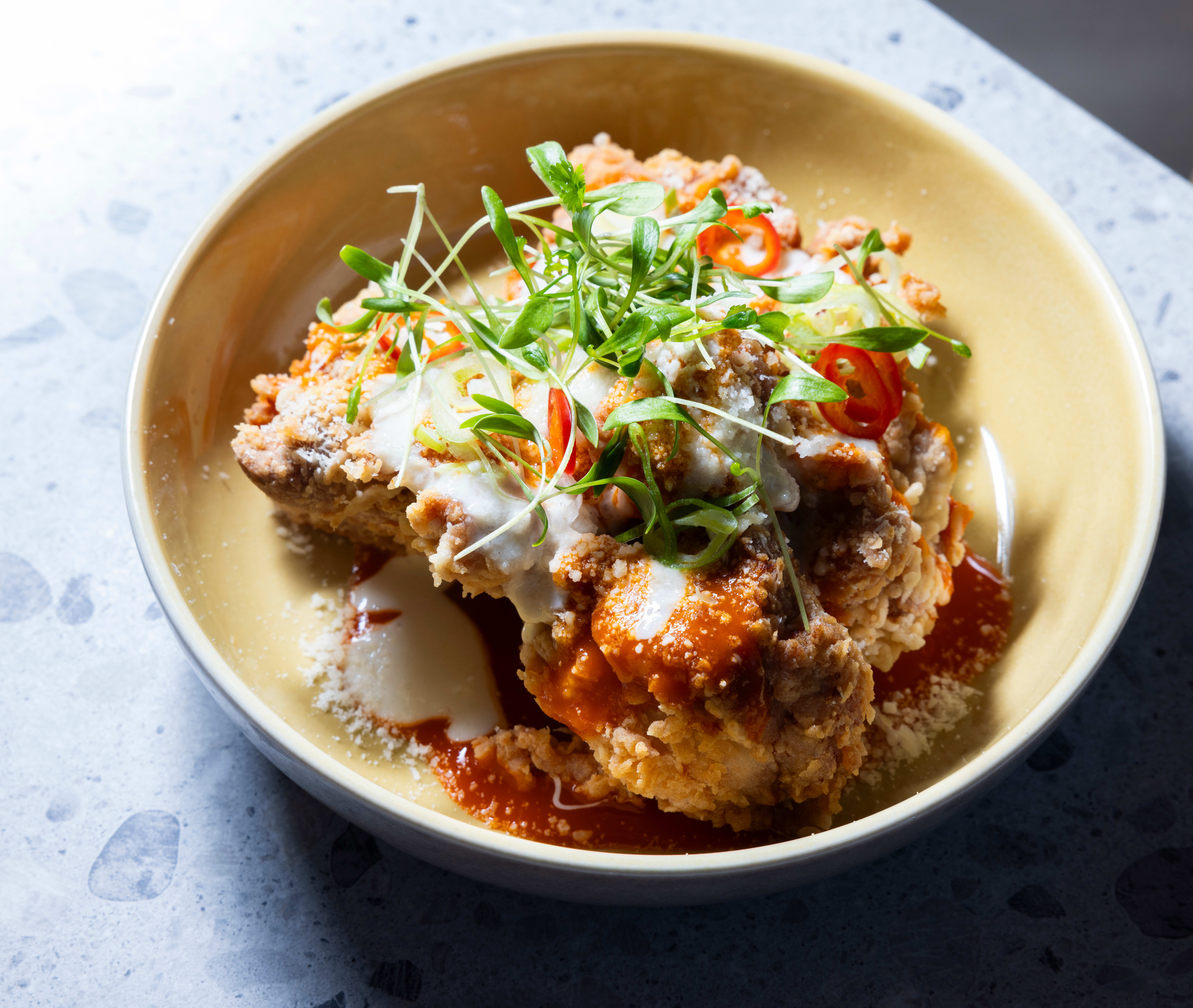 Kylling karaage med buffalo-saus.