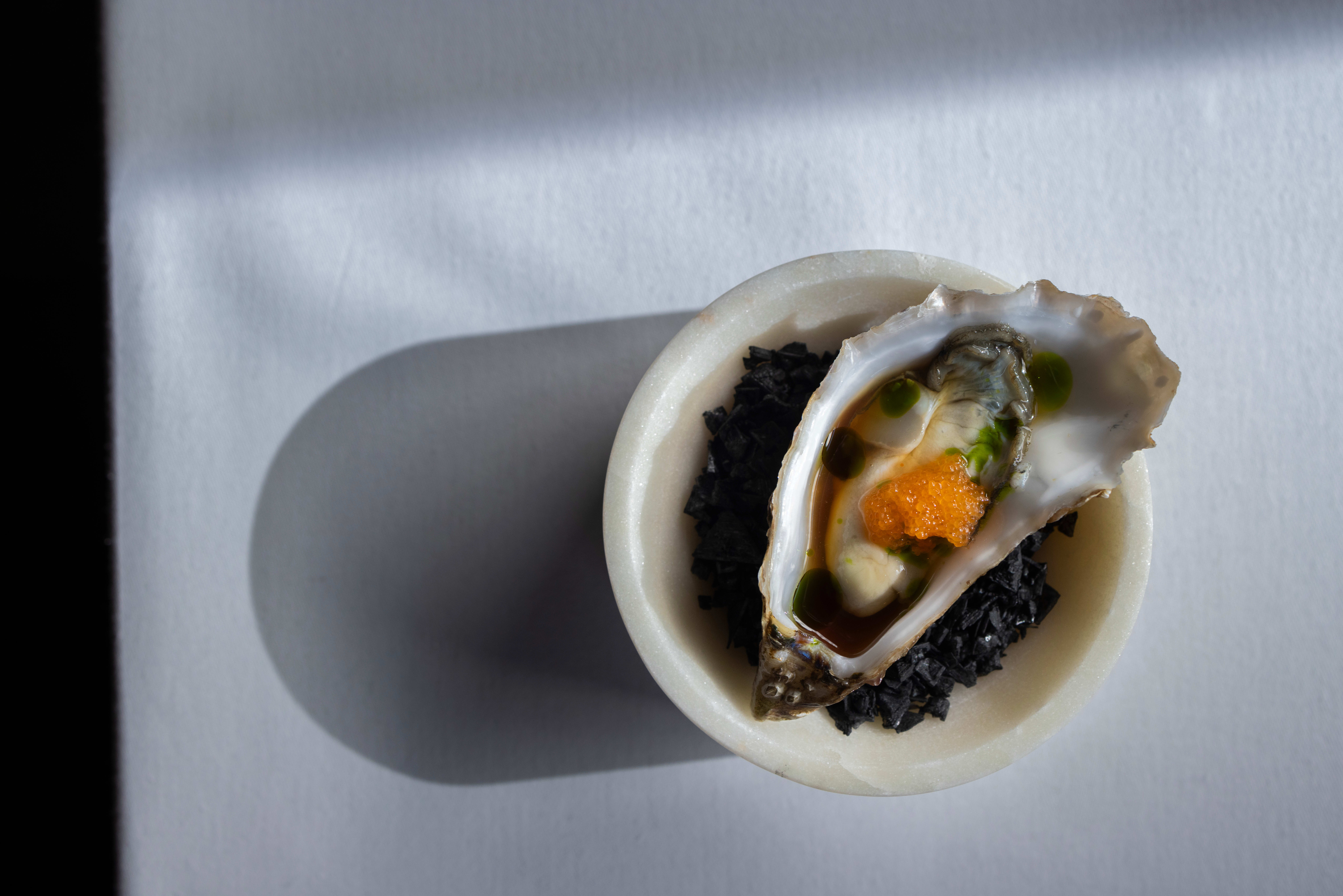 Denne østersretten var både delikat og velkomponert, med sterkt innslag av syrlig ponzusaus. 