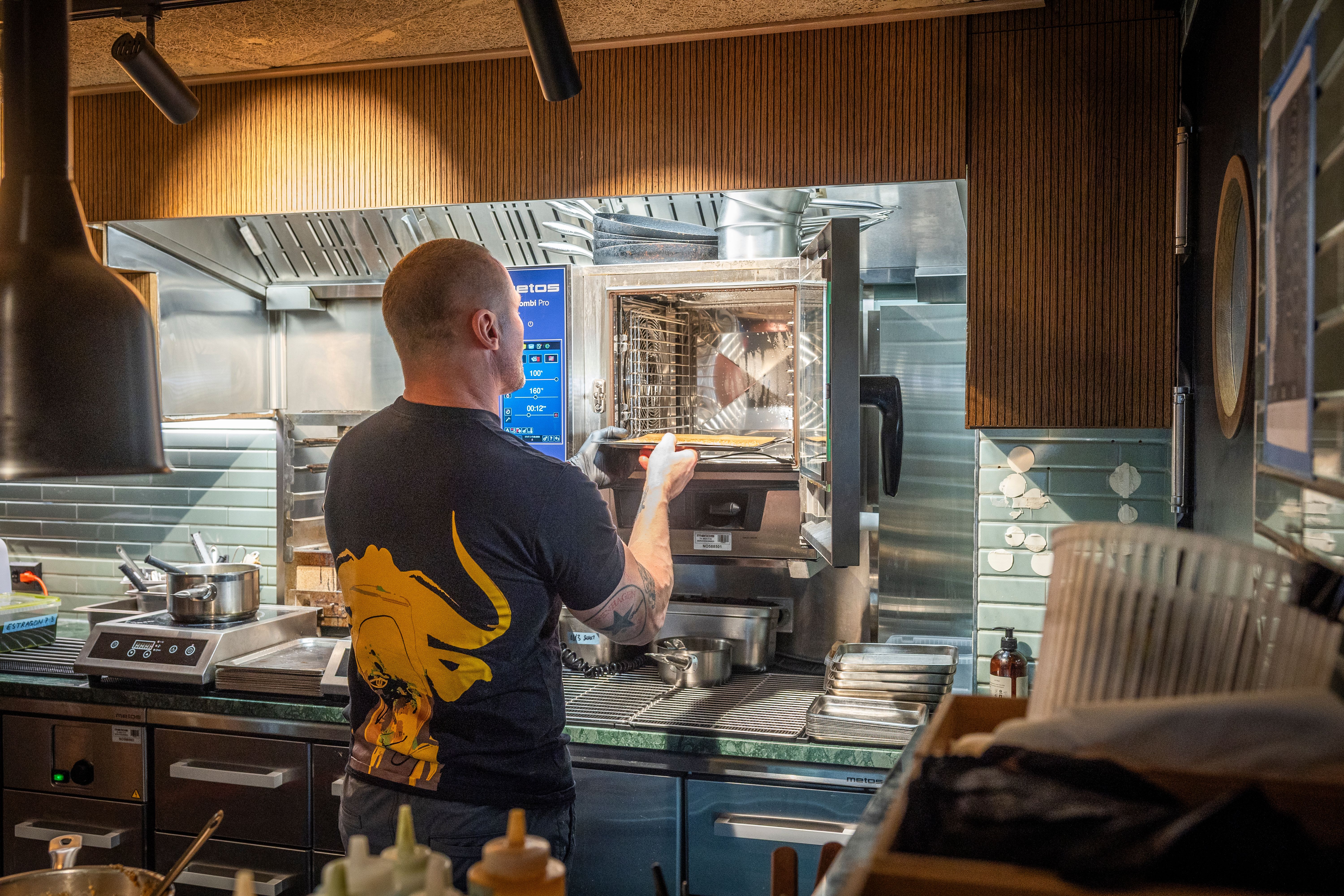 Den nye kjøkkensjefen på Bukken har god kontroll på måltidet.