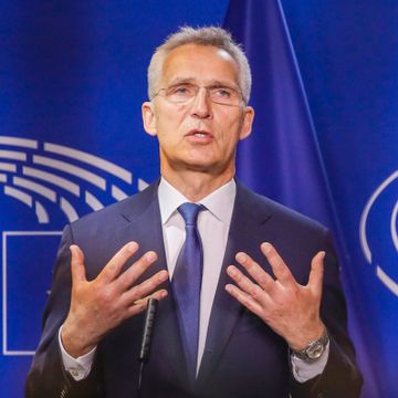Nato lover å sikre Finland og Sverige etter søknaden er sendt