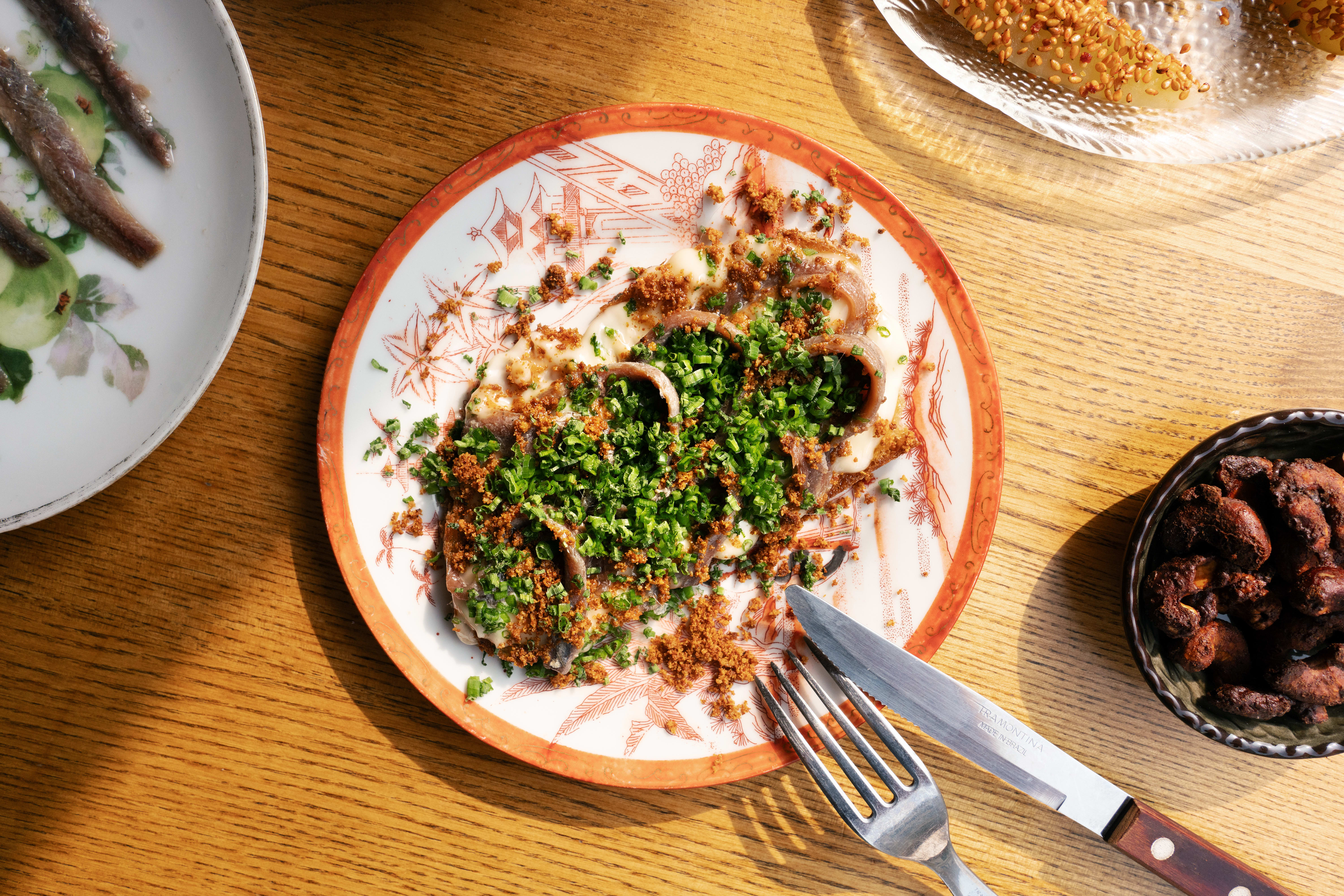 Skiven med tettpakket fisk får nemlig bare følge av et lite lag bakt hvitløksmajones, et dryss gressløk og deres hemmeligstemplede krønsj.