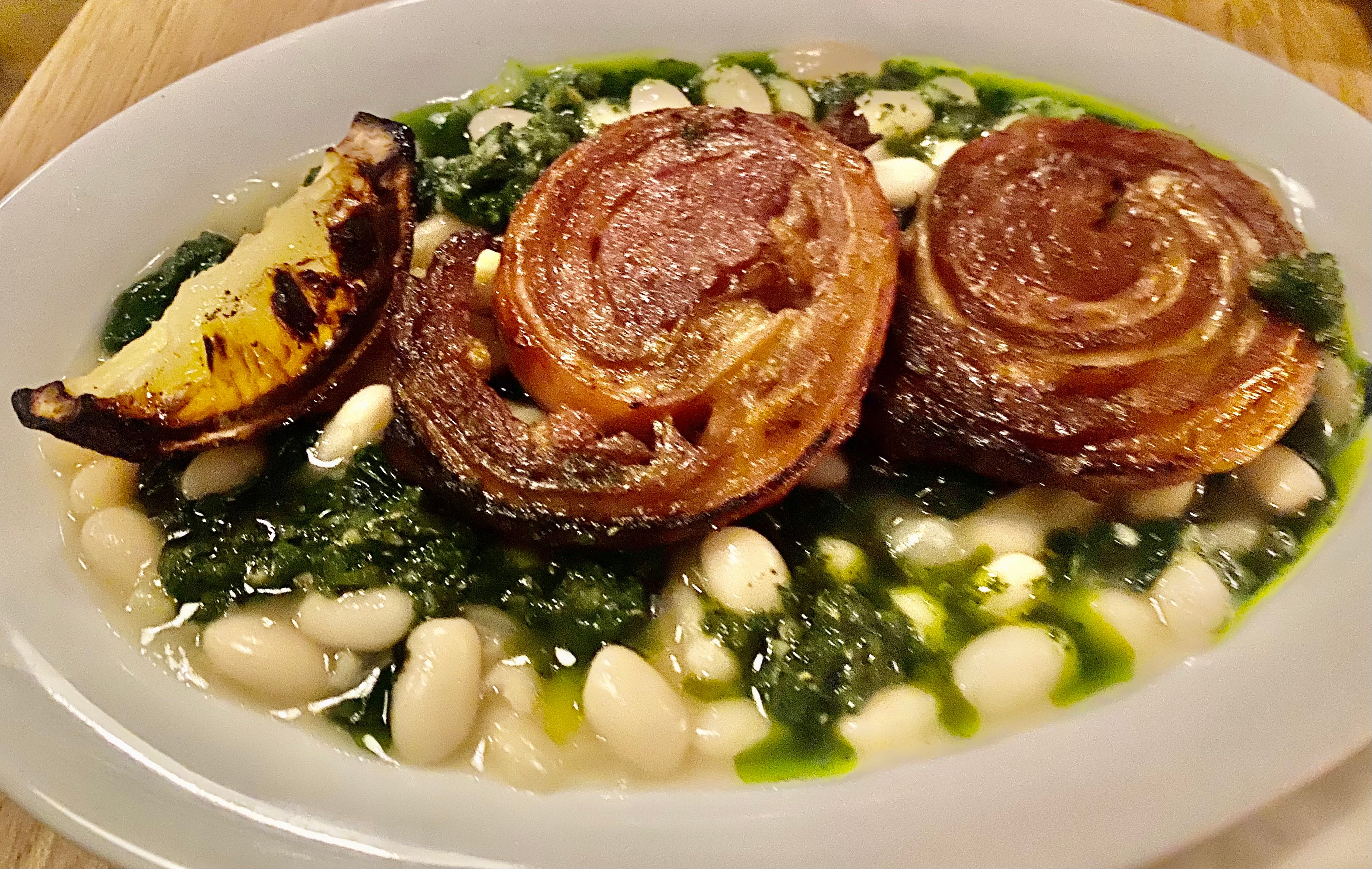 Rullet lammemage med hvite bønner og salsa verde. 