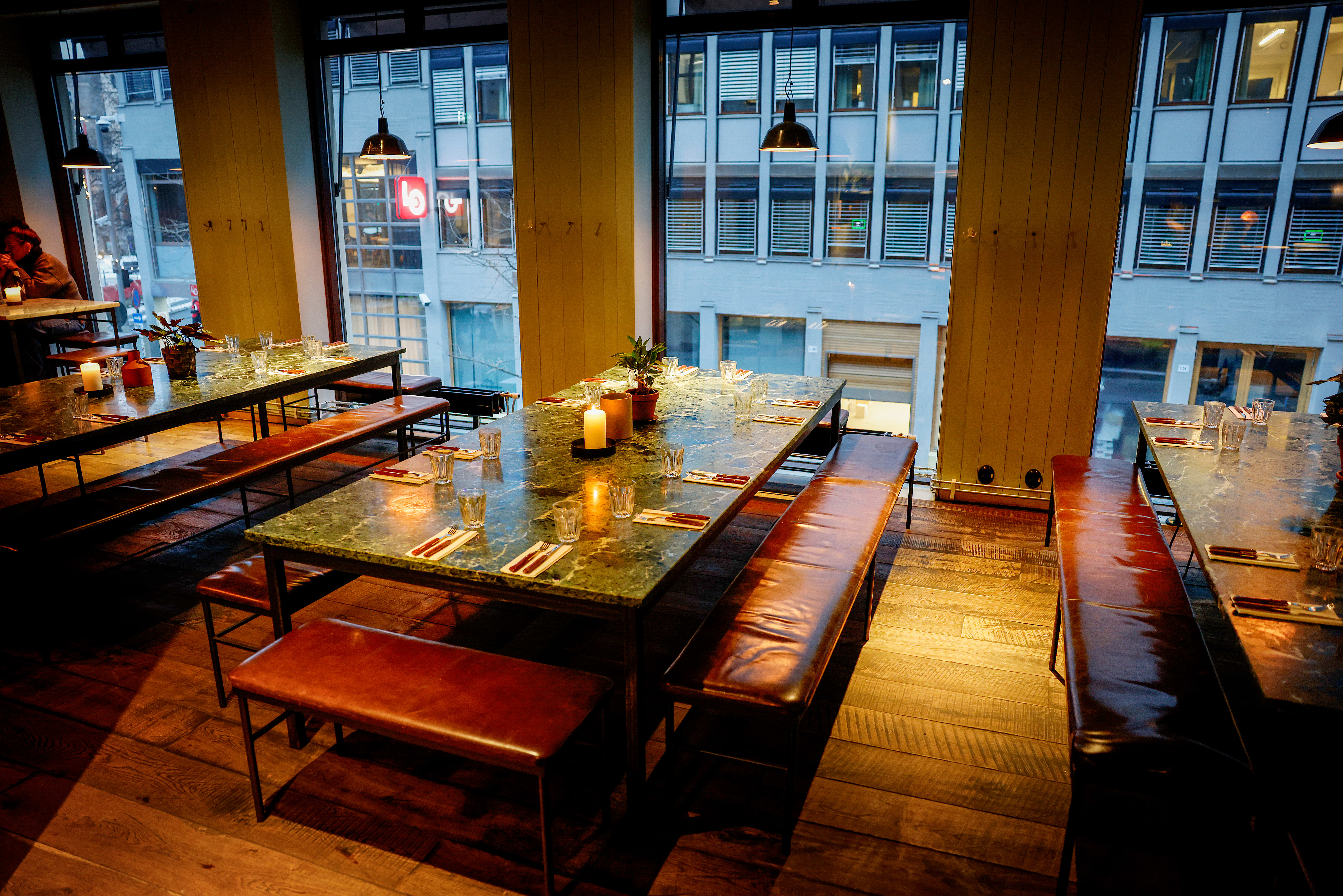 Avlange, store bord. Her er det plass til hele storfamilien. 