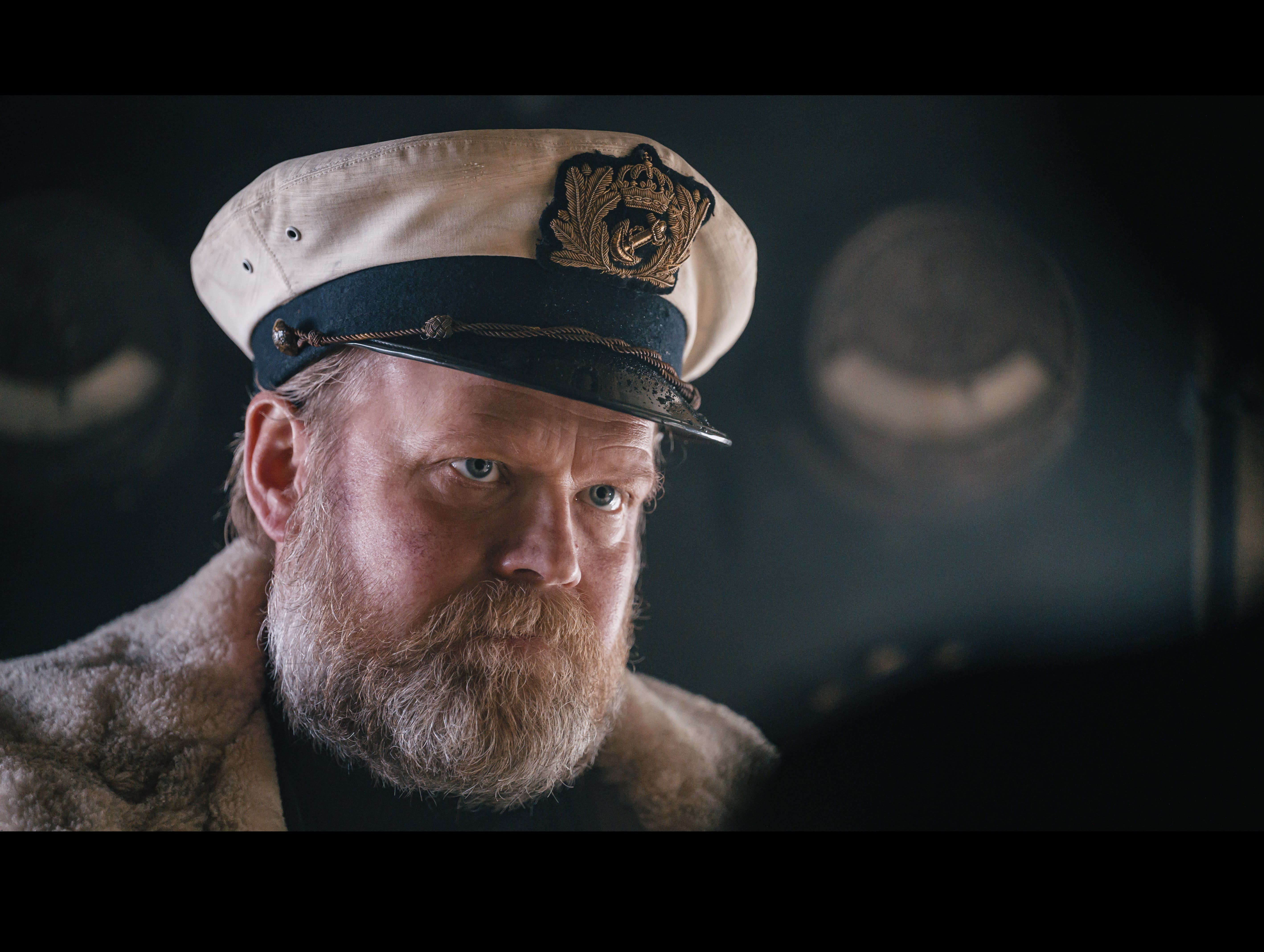 Kaptein Skar (Anders Baasmo) styrer lasteskipet med jernhånd.