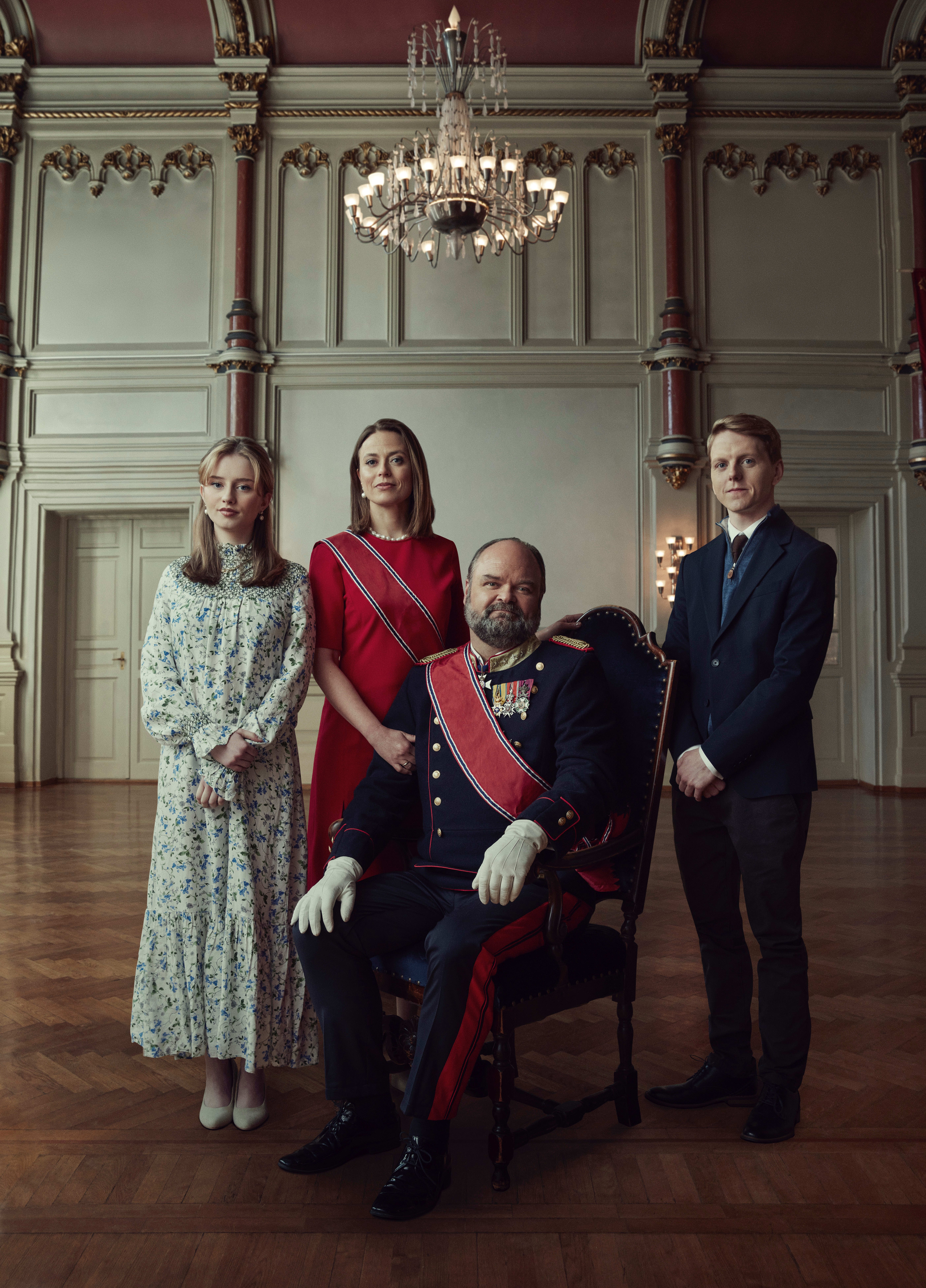 Den kongelige familien: Prinsesse Ellinor (Chloé Kolstad), dronning Isabella (Ine Jansen), kong Johan (Atle Antonsen) og kronprins Henrik (Jonas Strand Gravli)