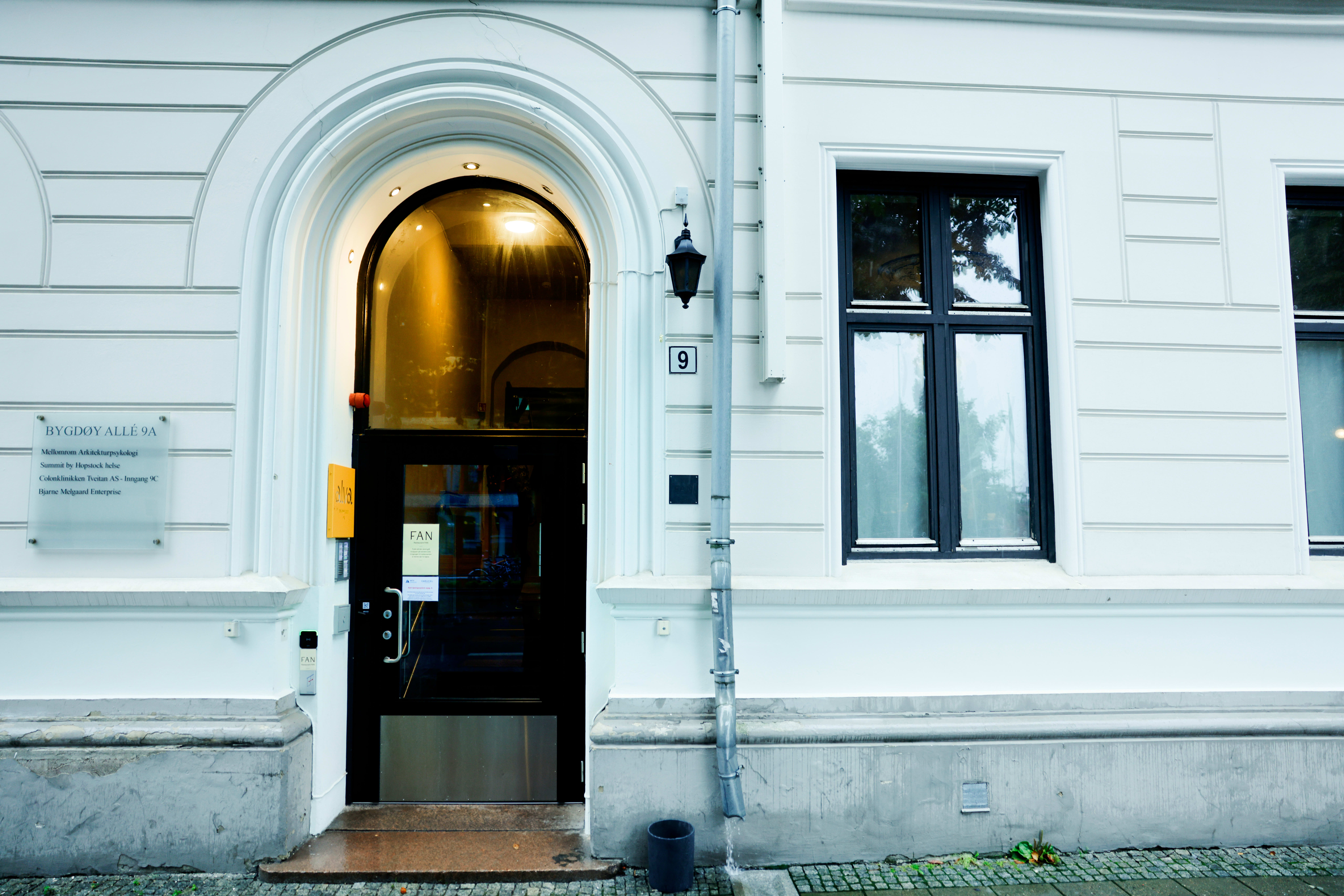 Fan ligger i Bygdøy allé 9. 