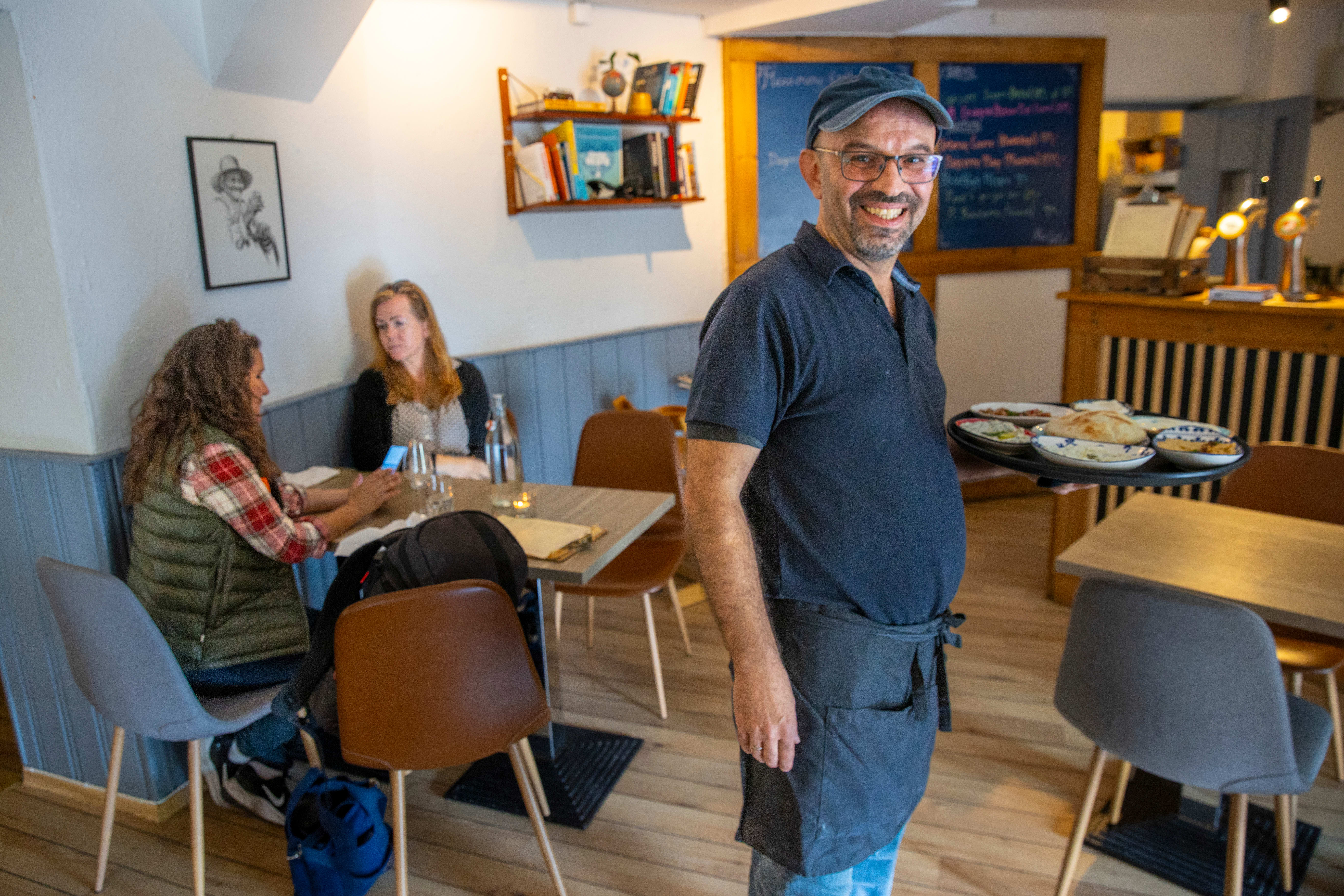 Restaurantens servitør og medeier, Serdal Gelir, leverer utrolig god service. 