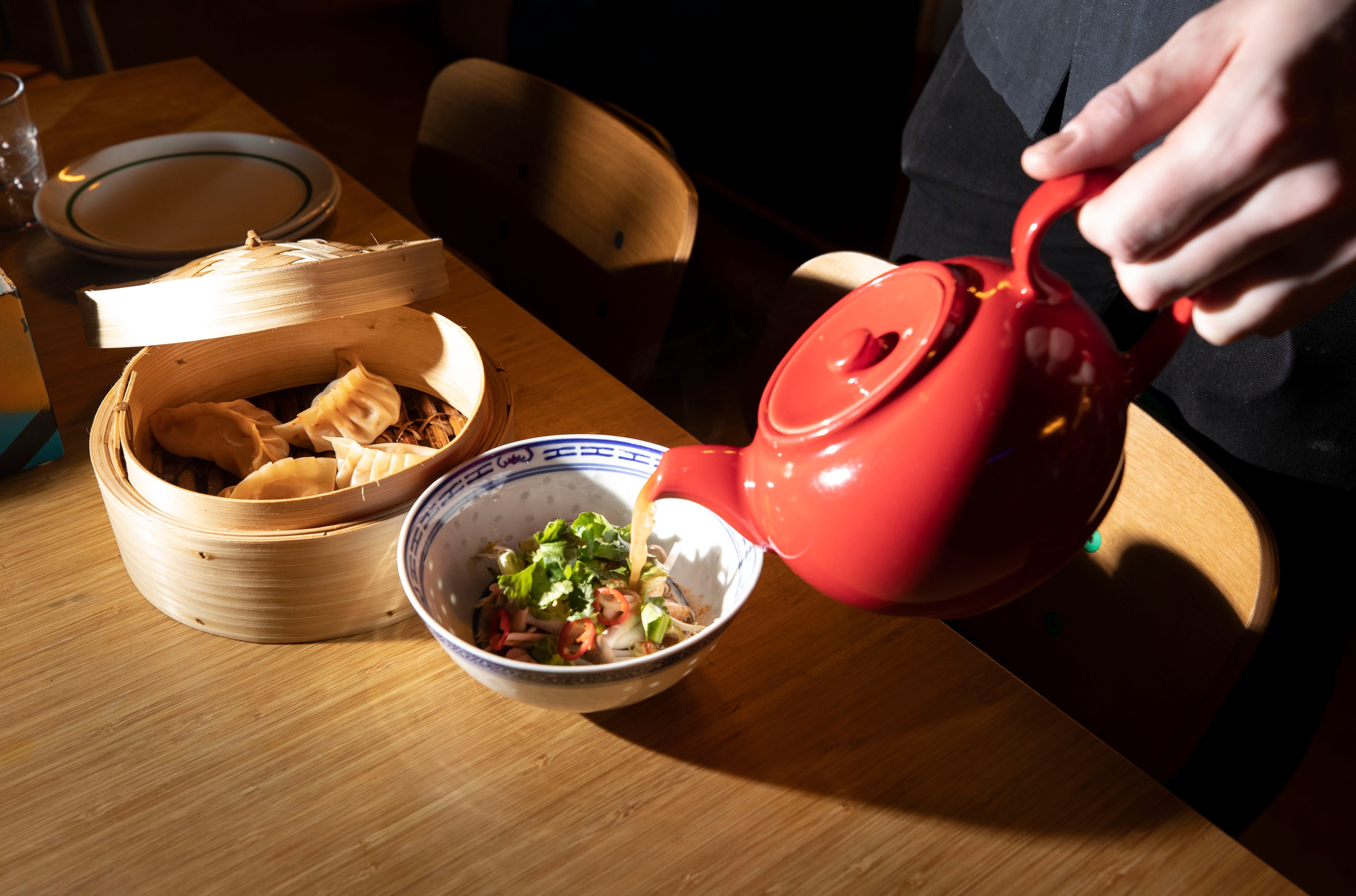 Dumplinger med tom yam-suppe.