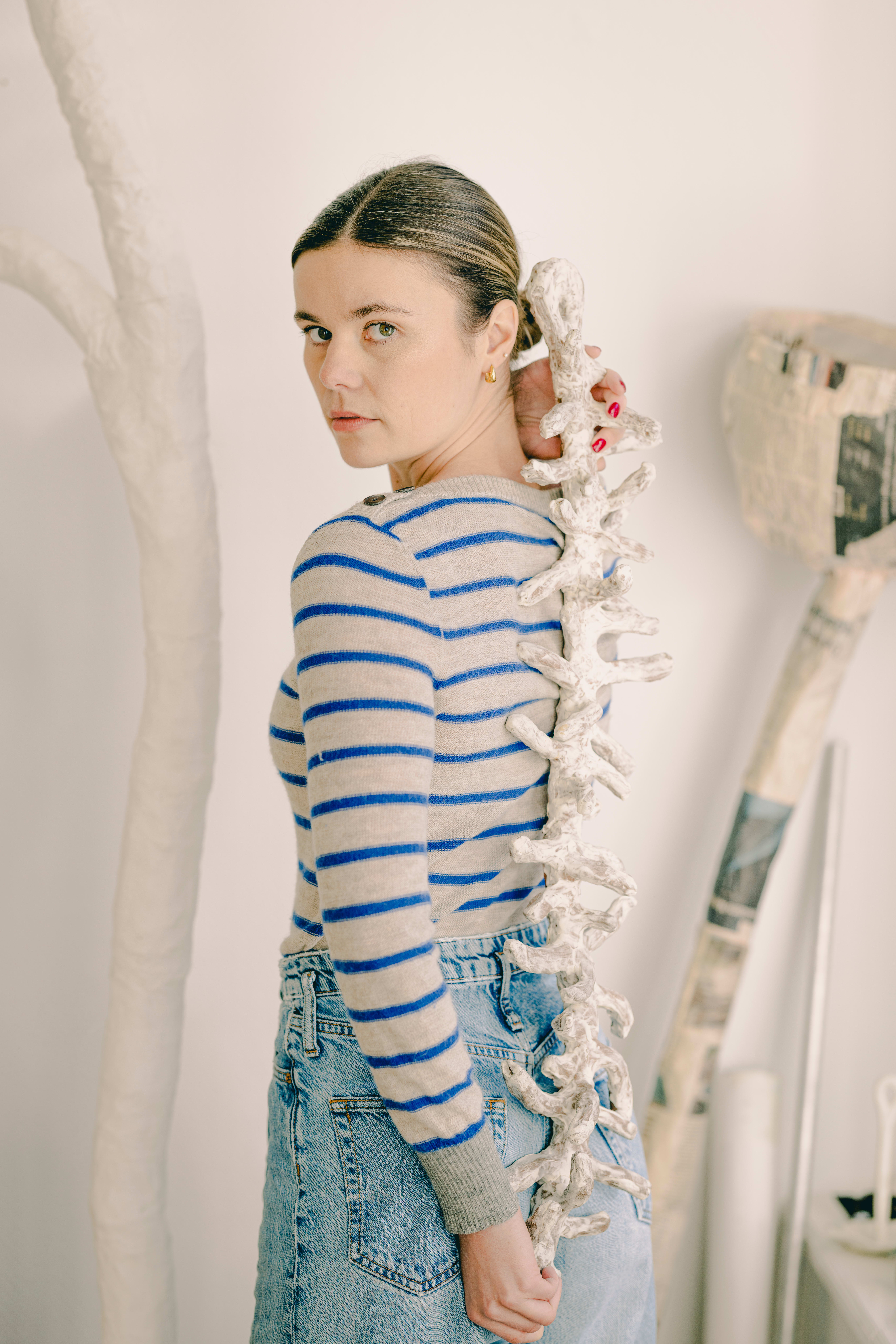 Nora Kielland med verket Ryggrad, som på mange måter er kjernen i arbeidet hennes som kunstner. 