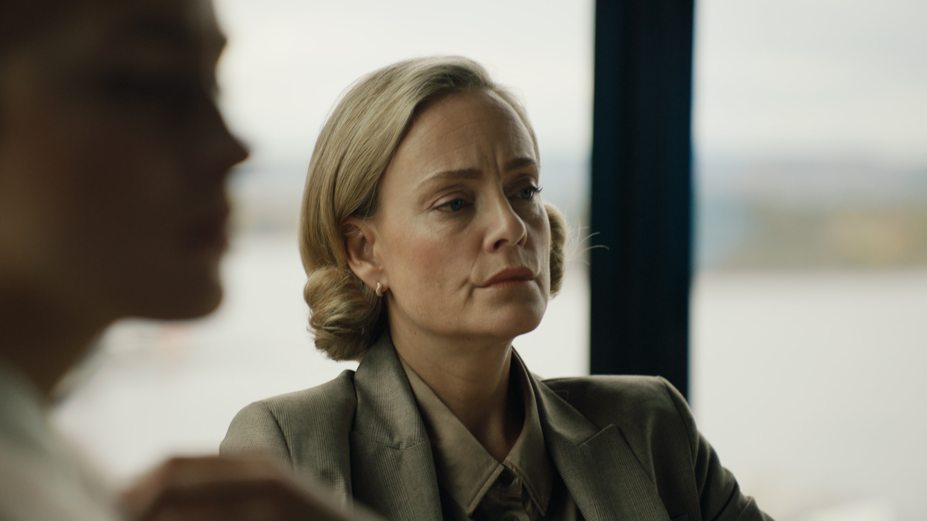 Serieskaper Henriette Steenstrup spiller den eldste søsteren, jurist Maggie Bullmann. Steenstrup var også skaperen av «Pørni». 