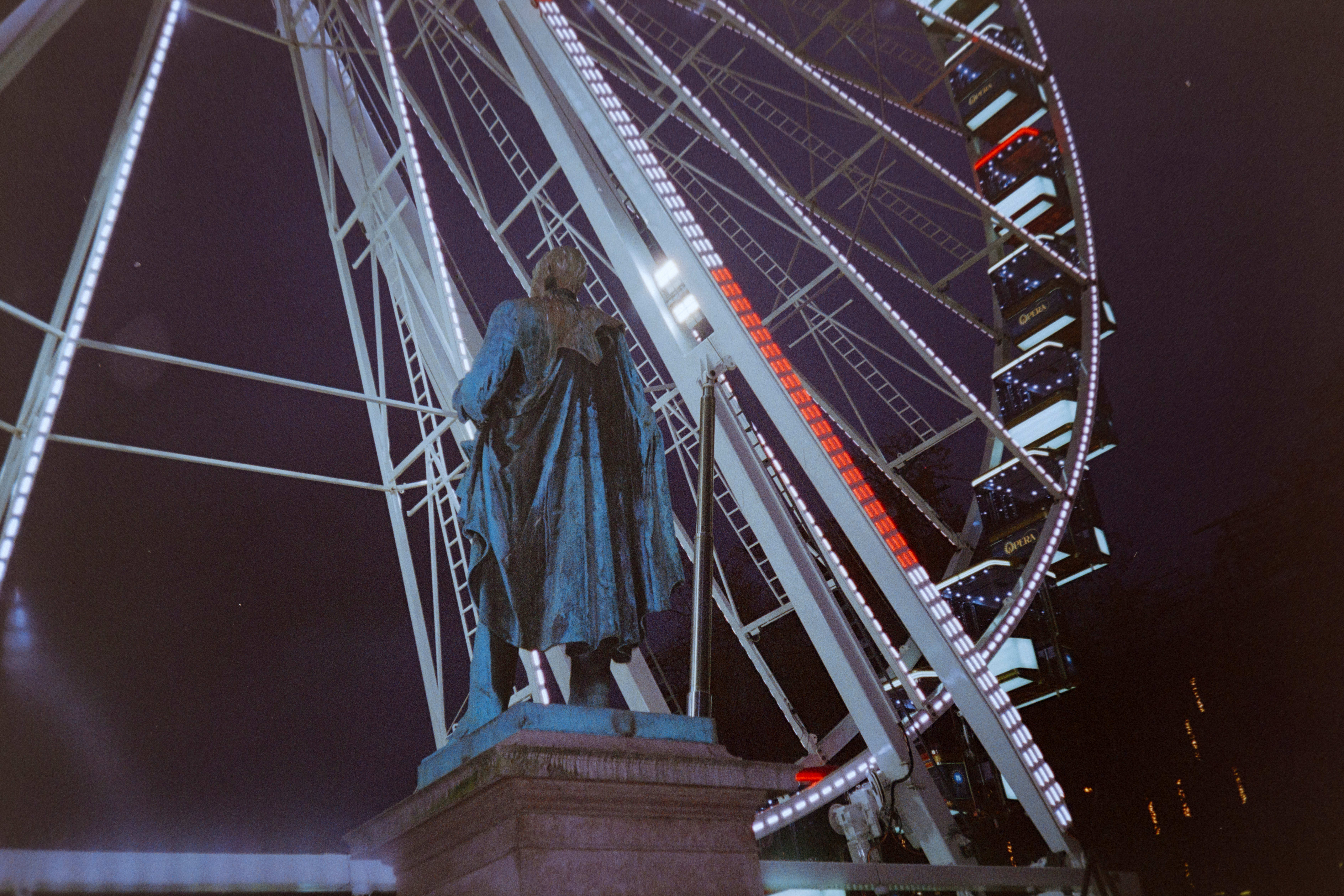 Henrik Wergeland og pariserhjulet – hand i hand. 